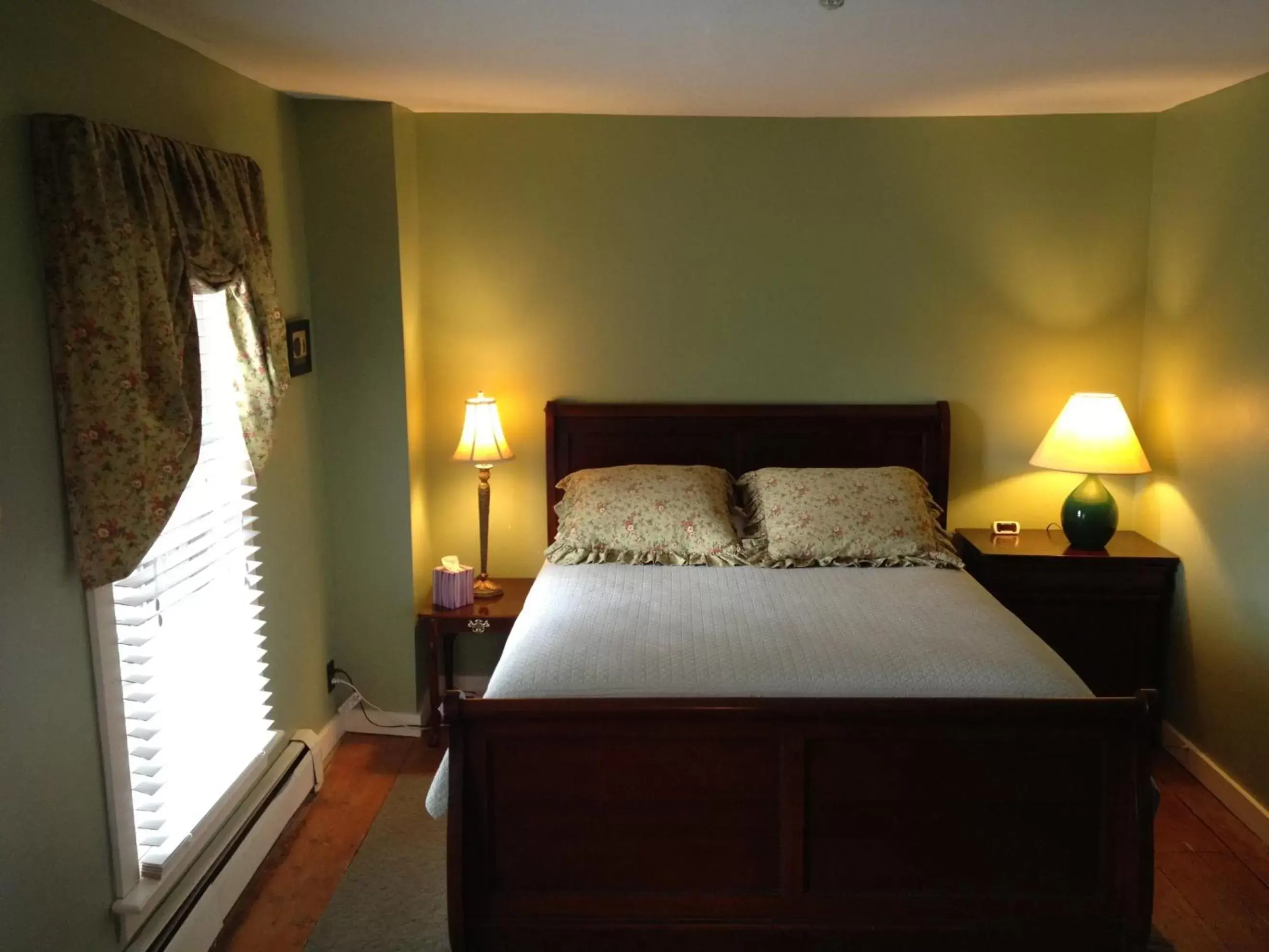 Photo of the whole room, Bed in Smugglers Notch Inn