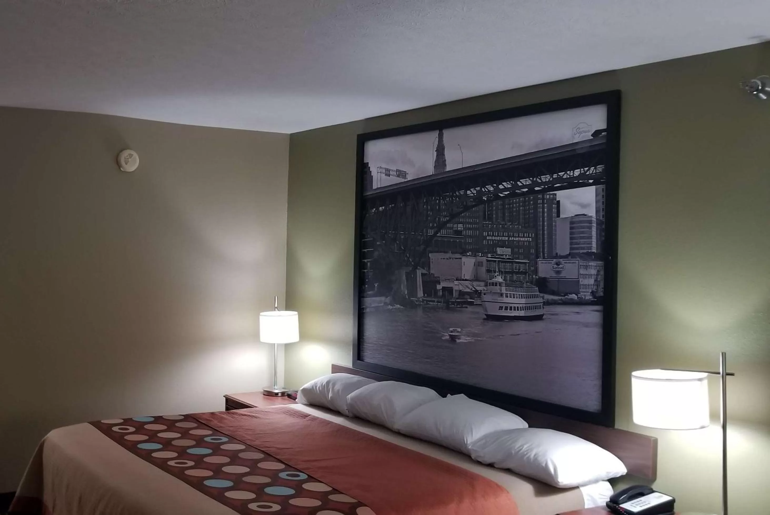 Photo of the whole room, Bed in Super 8 by Wyndham Bellefontaine