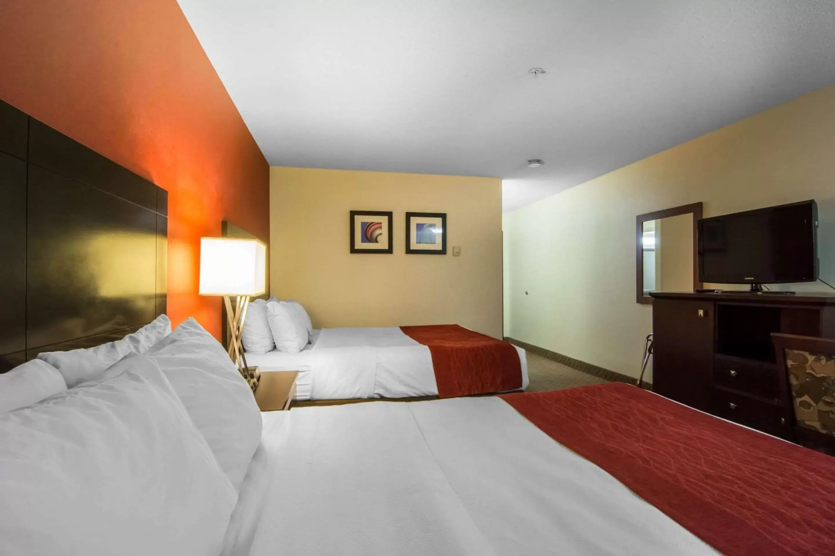 Photo of the whole room, Bed in Comfort Inn & Suites Airport South