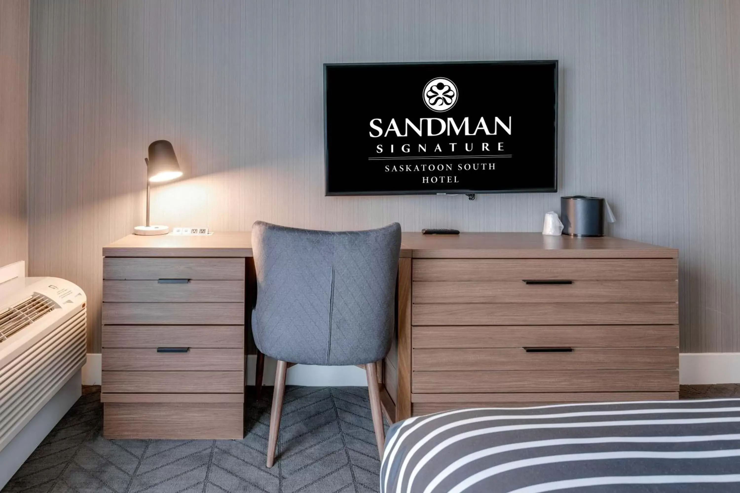 Bedroom in Sandman Signature Saskatoon South Hotel