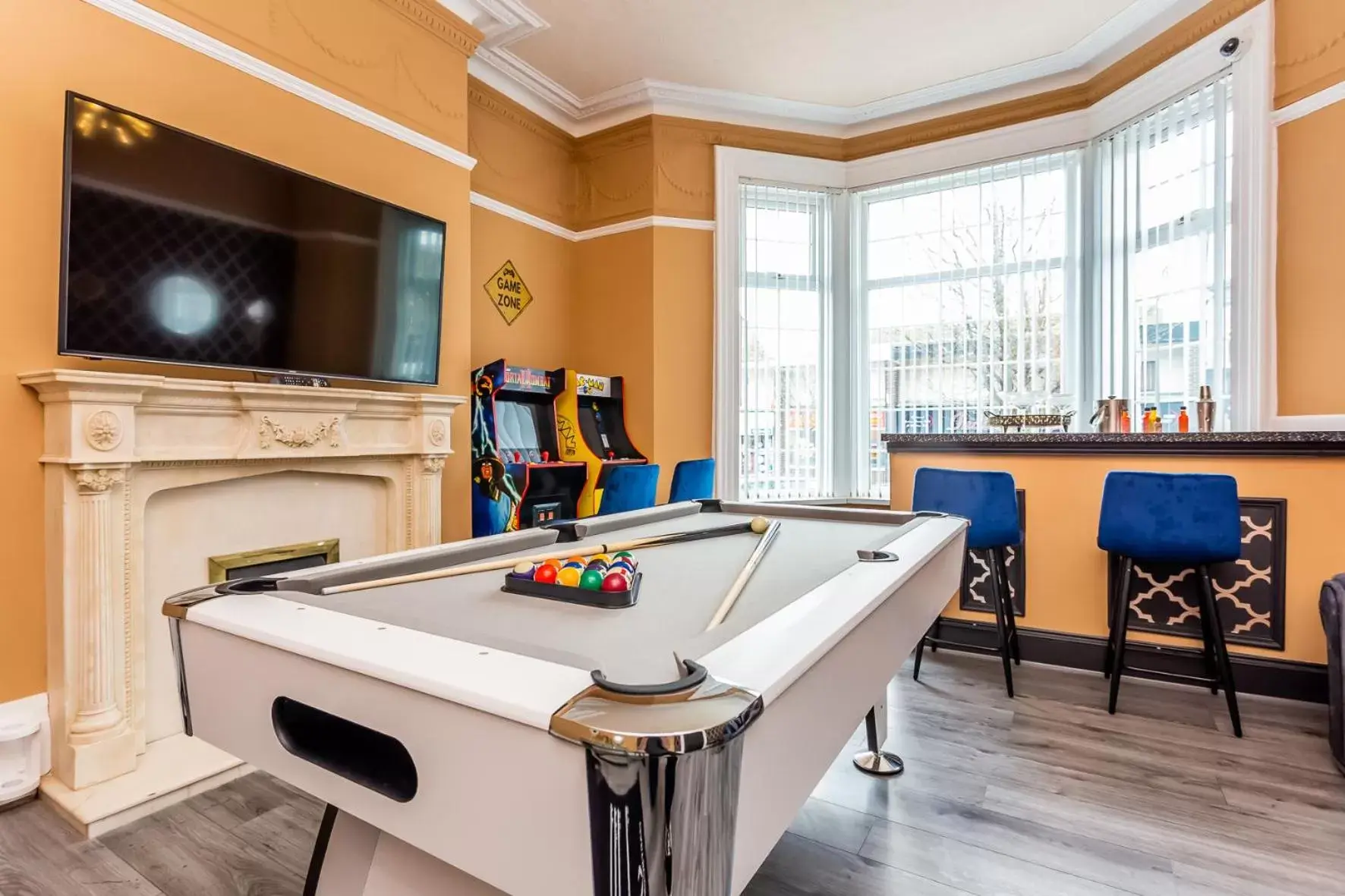 Living room, Billiards in Comfy-Stays - Lower Ocean Road