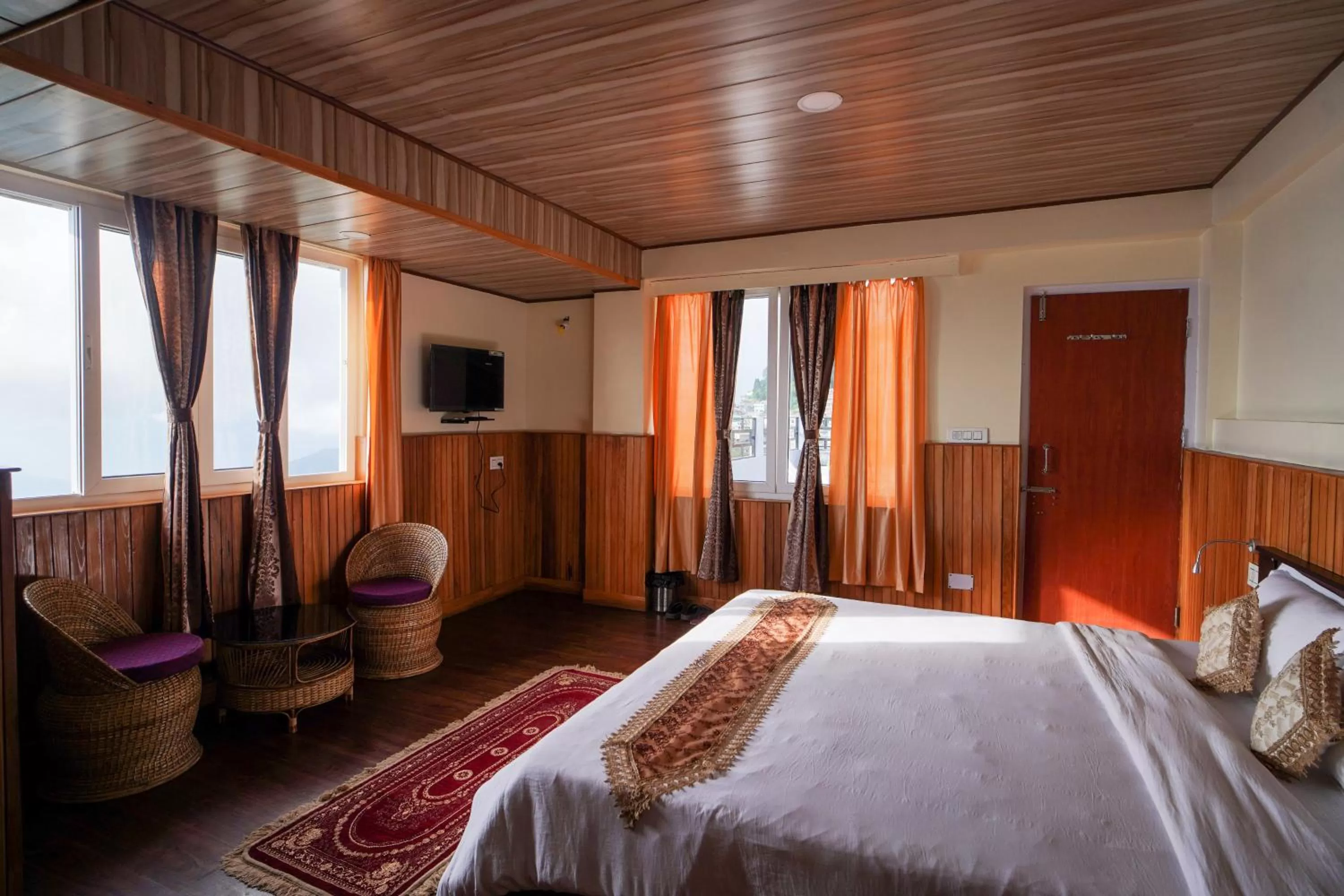 Communal lounge/ TV room, Bed in Hotel Hill Queen near Sherpa Gumba Darjeeling Mall 5 Min Couple Friendly