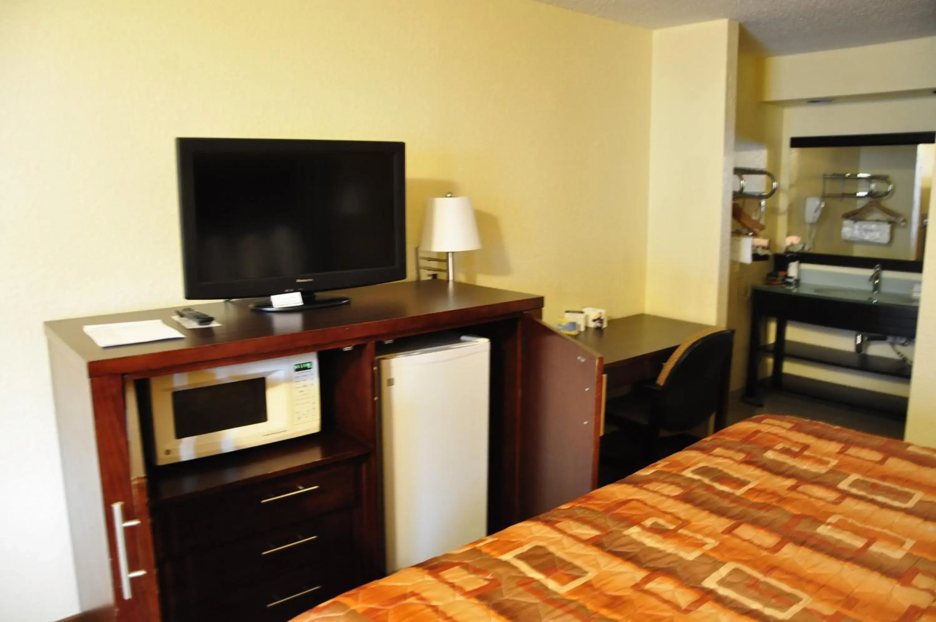 TV and multimedia, TV/Entertainment Center in Motel 6-Little Rock, AR - Airport