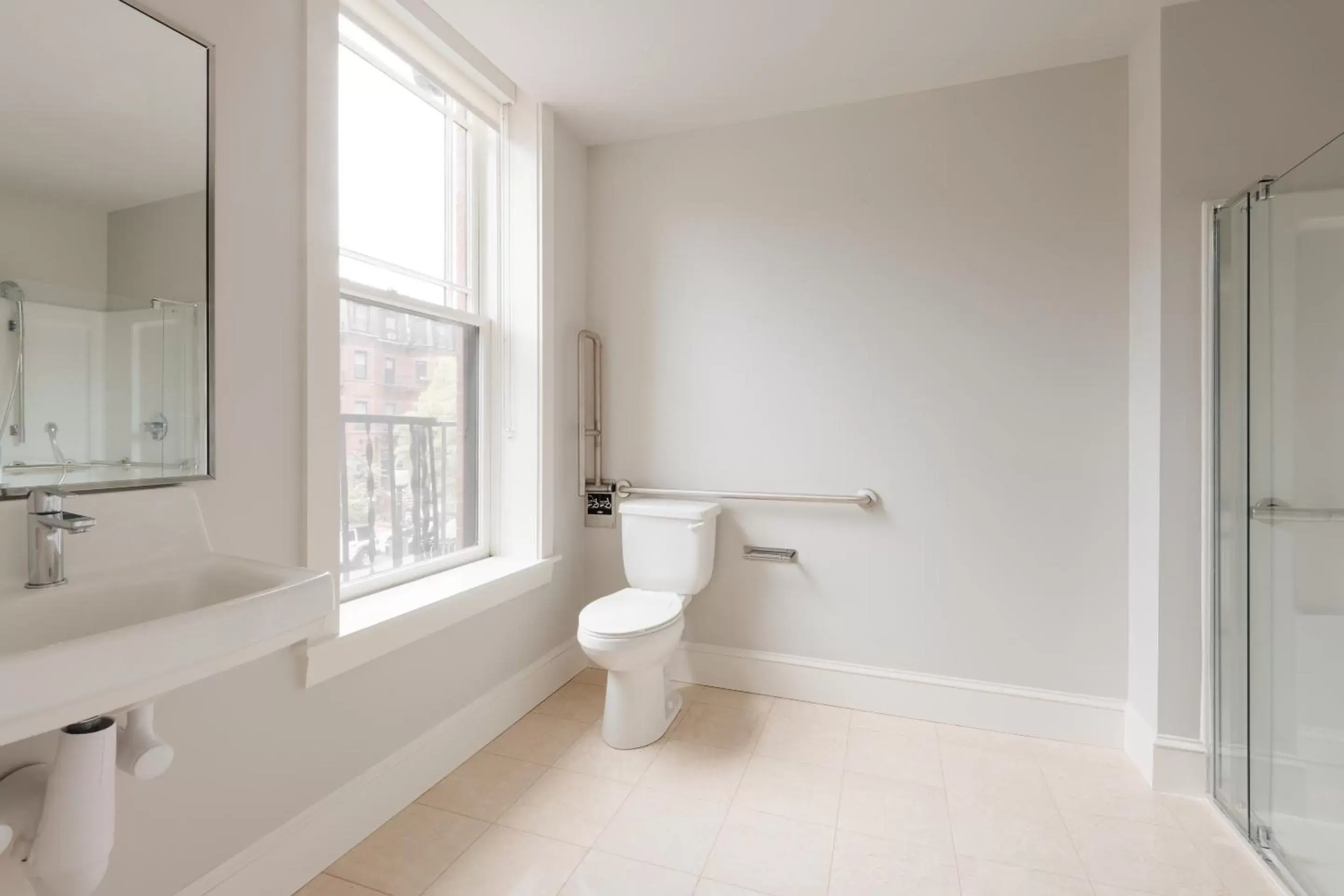 Living room, Bathroom in Sonder The Magnolia