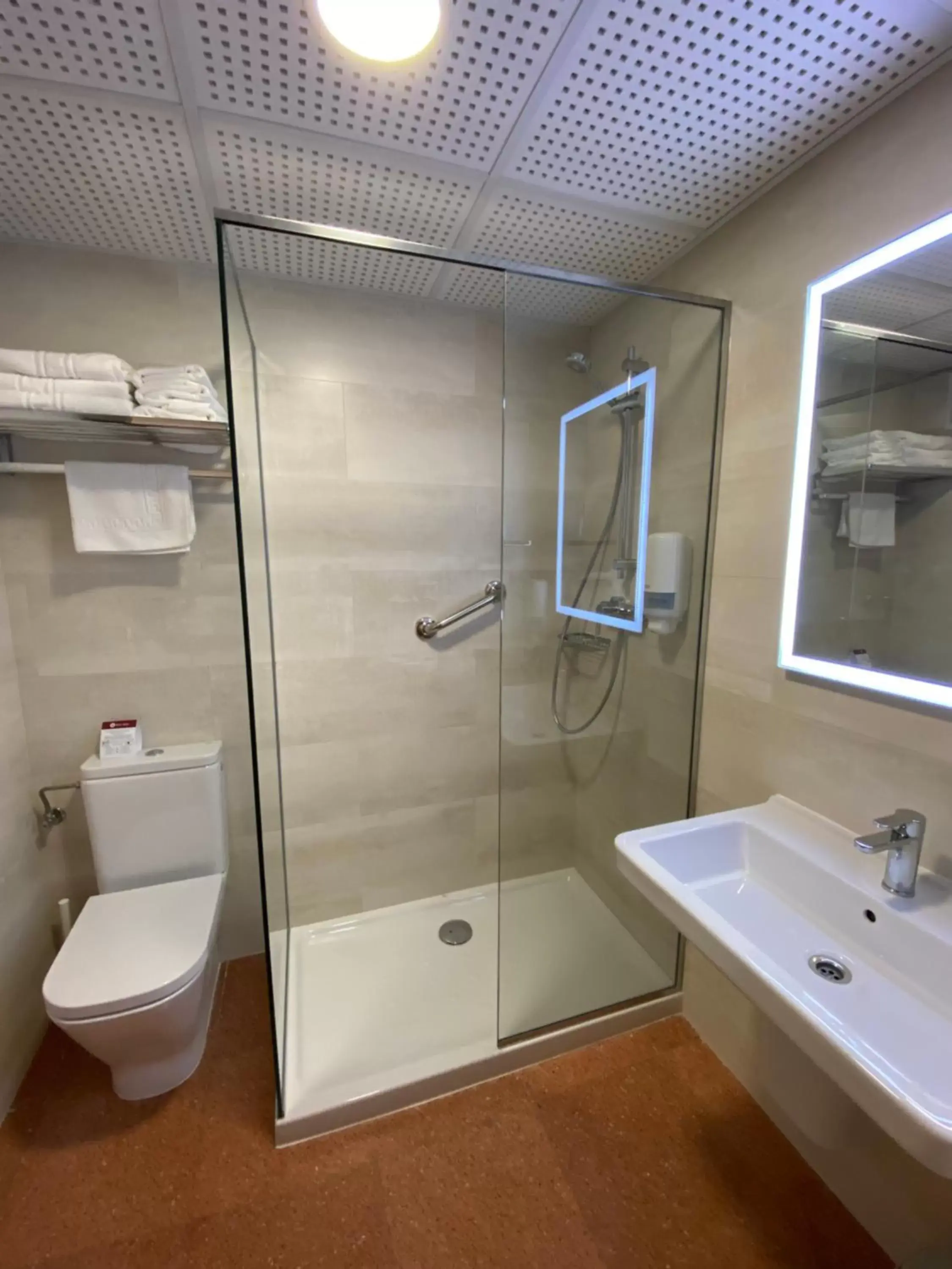 Shower, Bathroom in Hotel Nadal