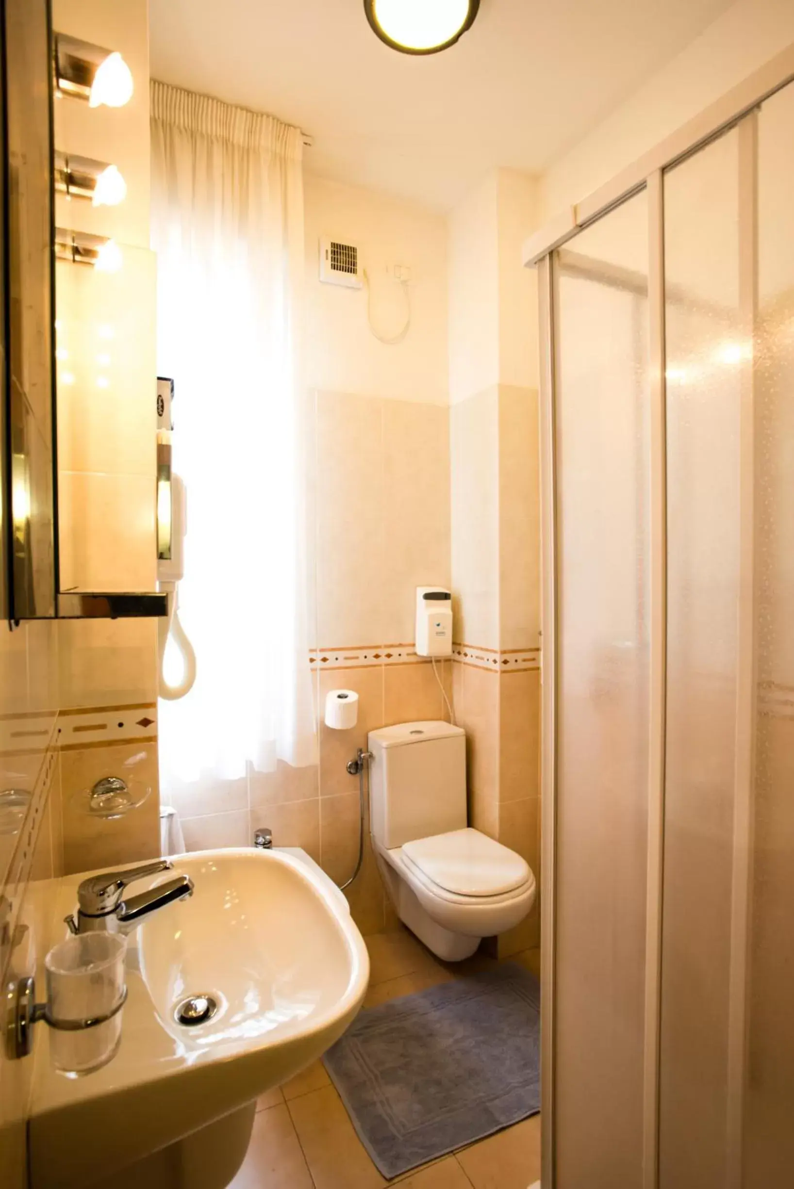 Bathroom in Hotel Roma