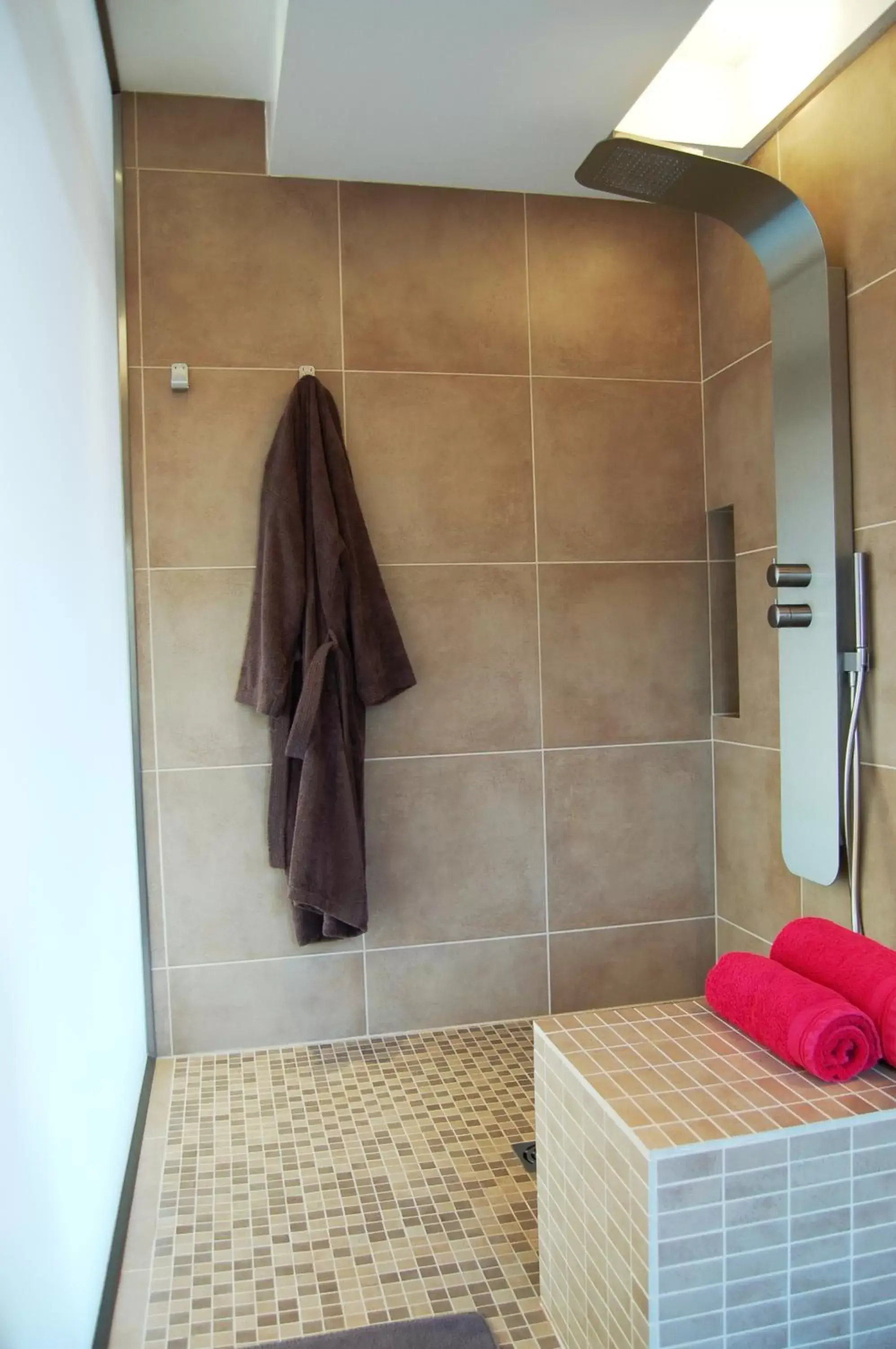 Shower, Bathroom in Le Jour et la Nuit, Maison d'hôtes