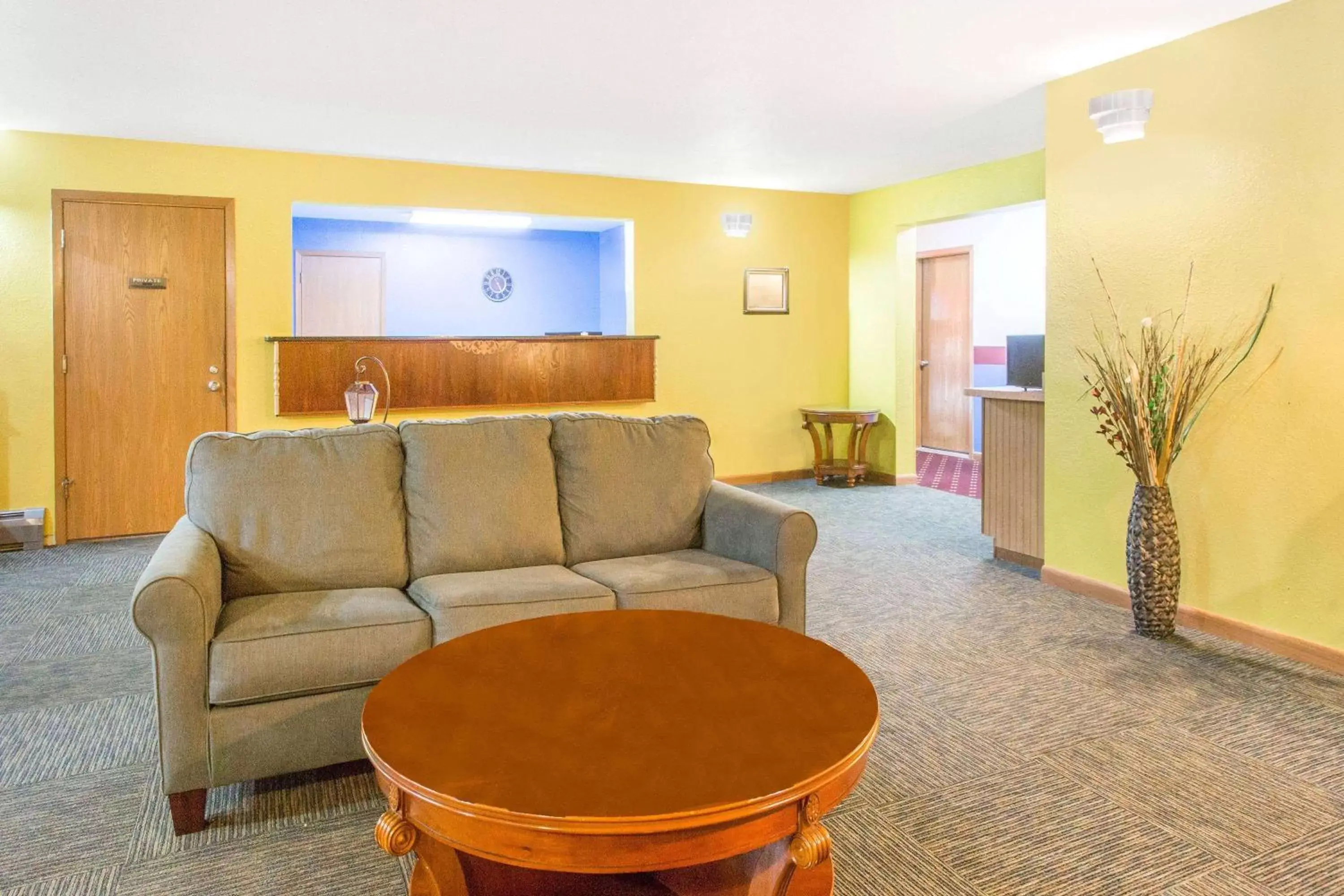 Photo of the whole room, Seating Area in Super 8 by Wyndham Escanaba