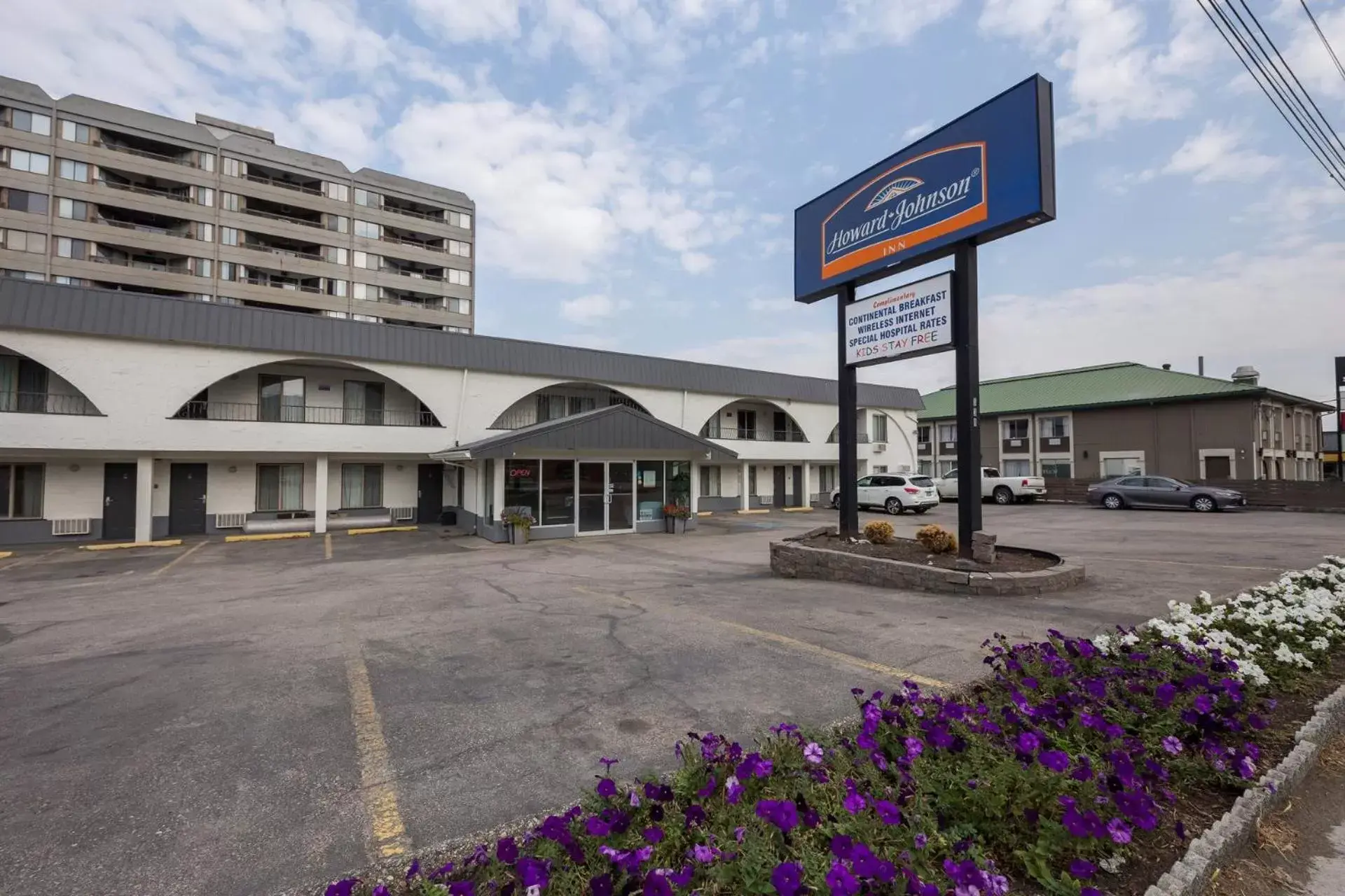 Property Building in Howard Johnson by Wyndham Downtown Kamloops