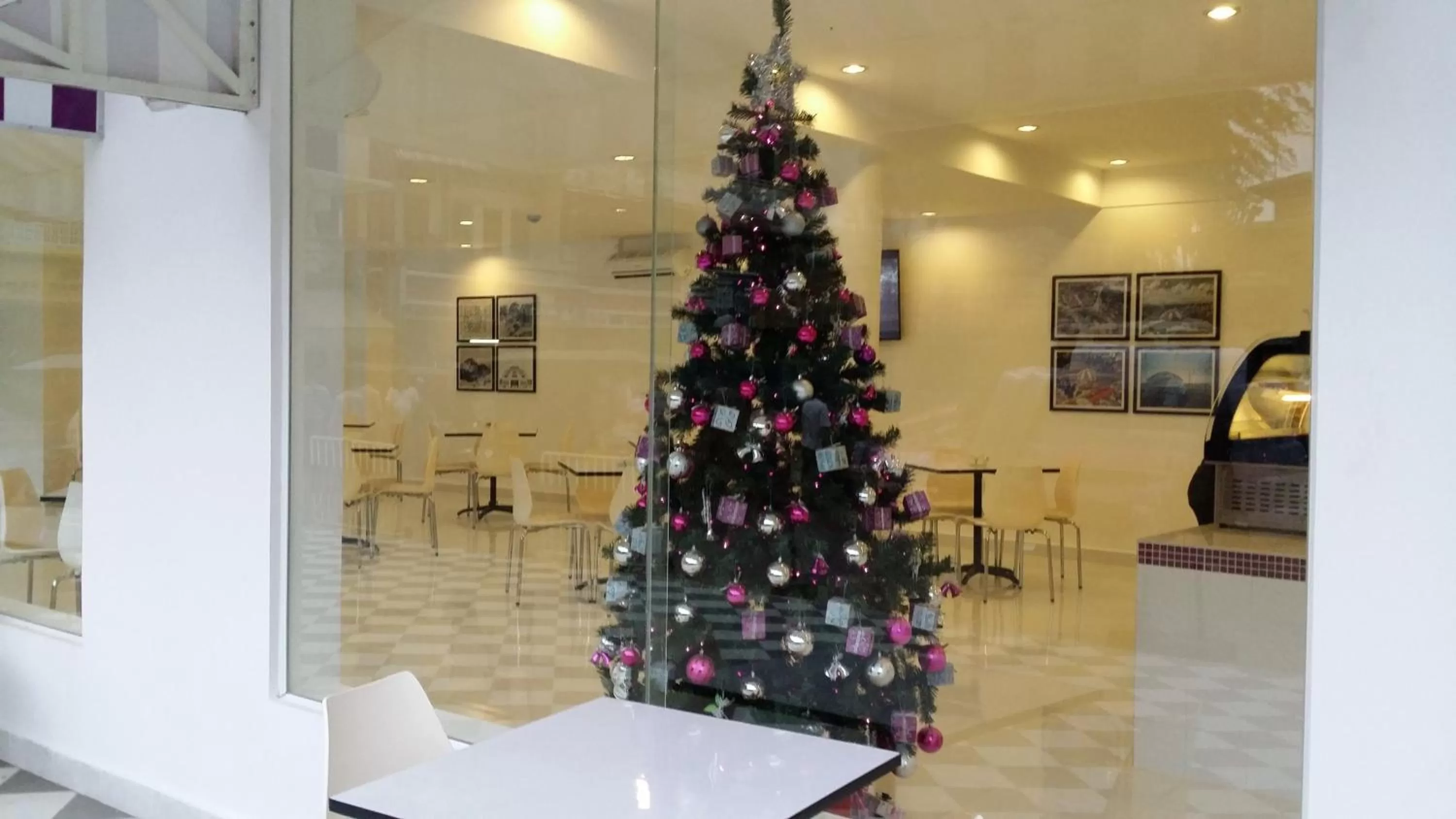 Restaurant/places to eat in Hotel Zing Phnom Penh