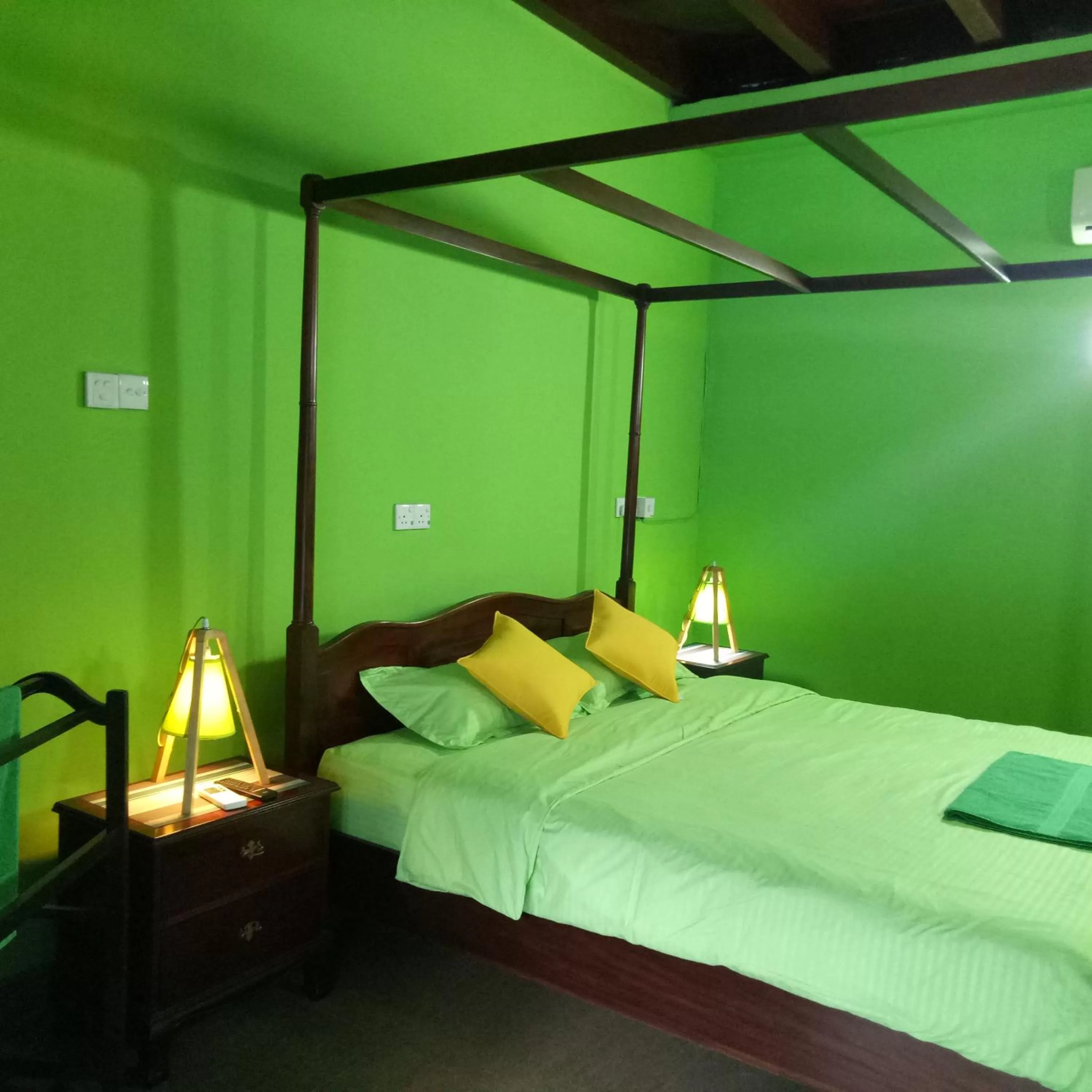 Photo of the whole room, Bed in Palms Villa