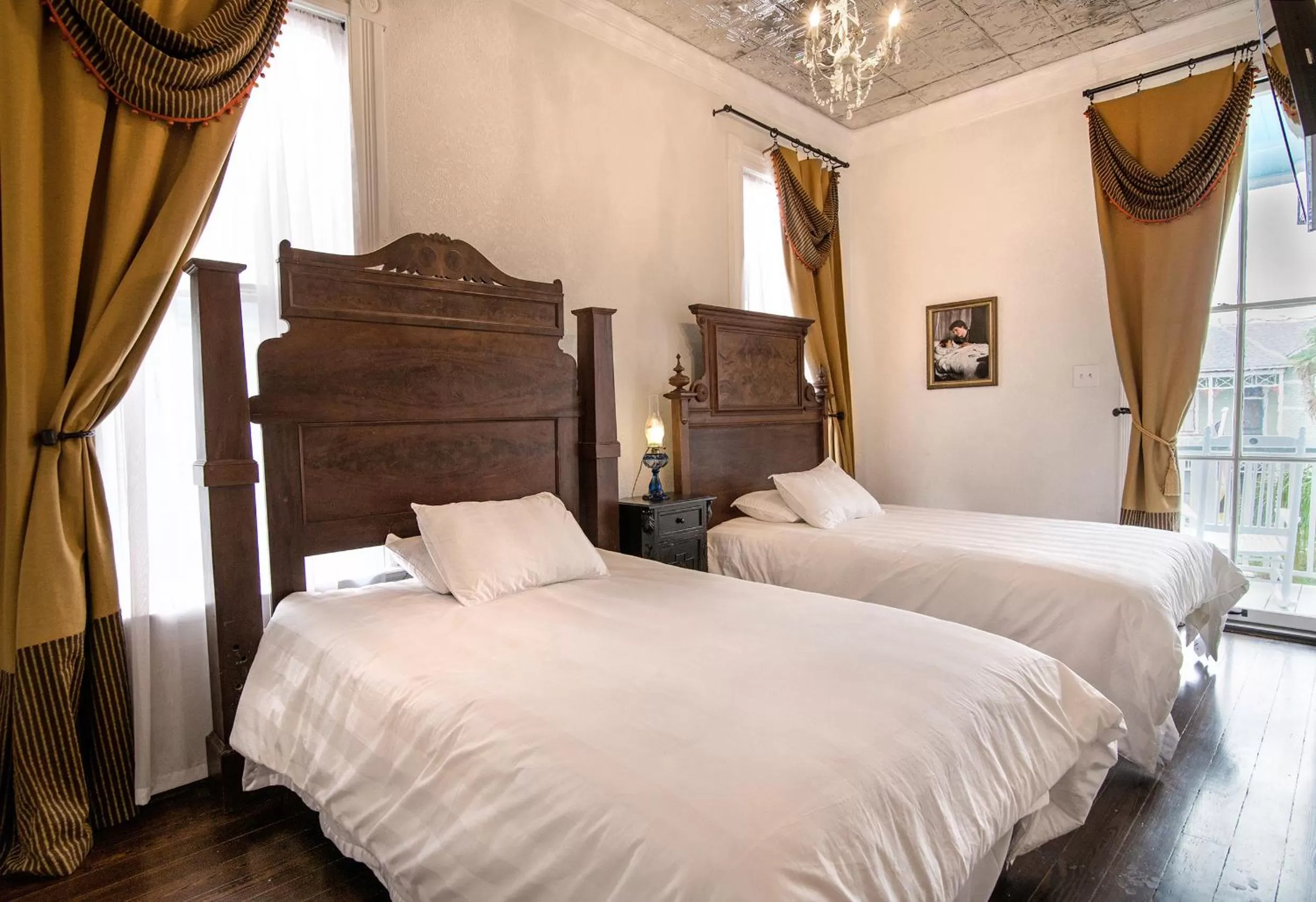 Bed in The Mansion on 17th, formerly Schaefer Haus