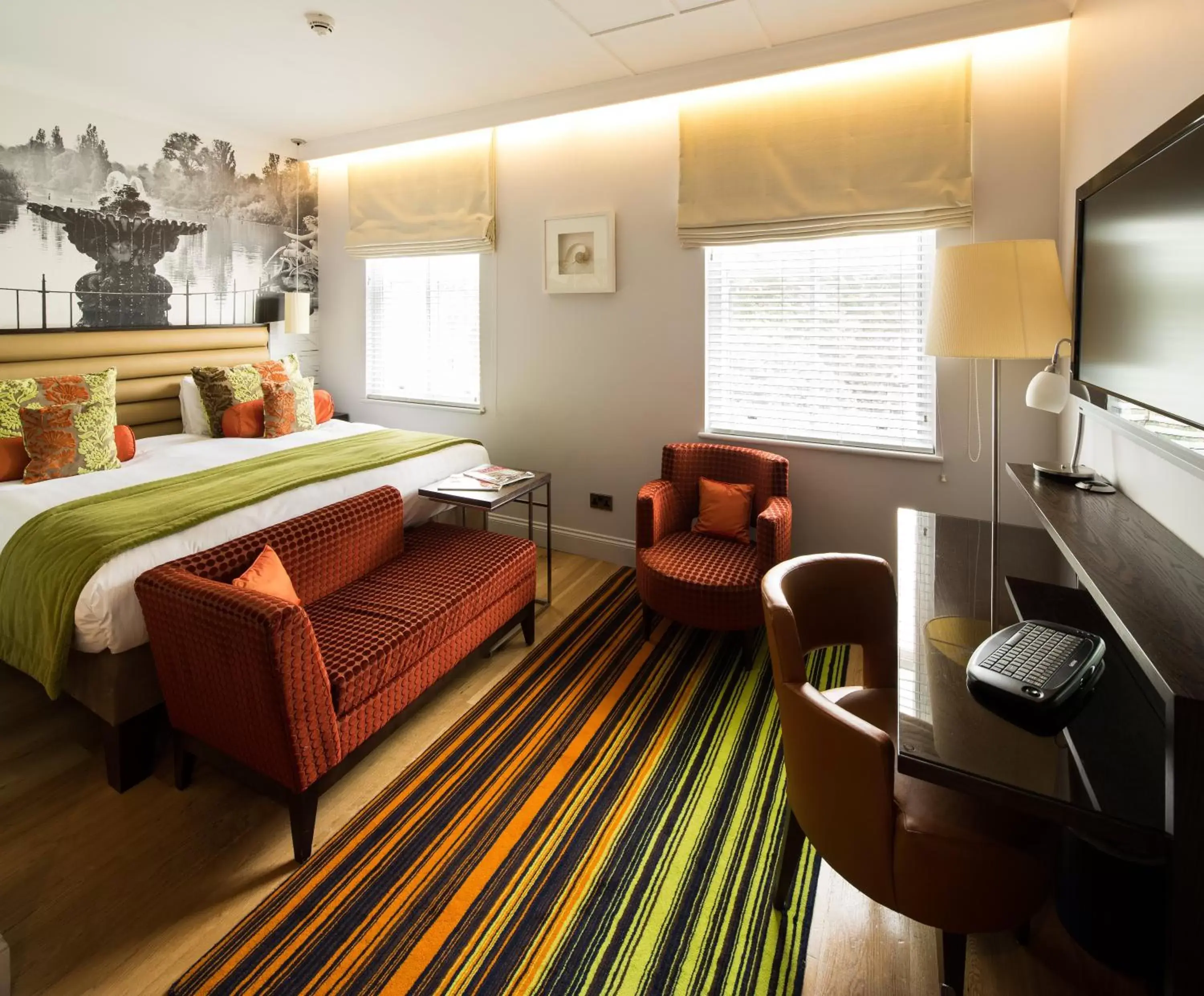 Photo of the whole room in Hotel Indigo London Hyde Park Paddington, an IHG Hotel