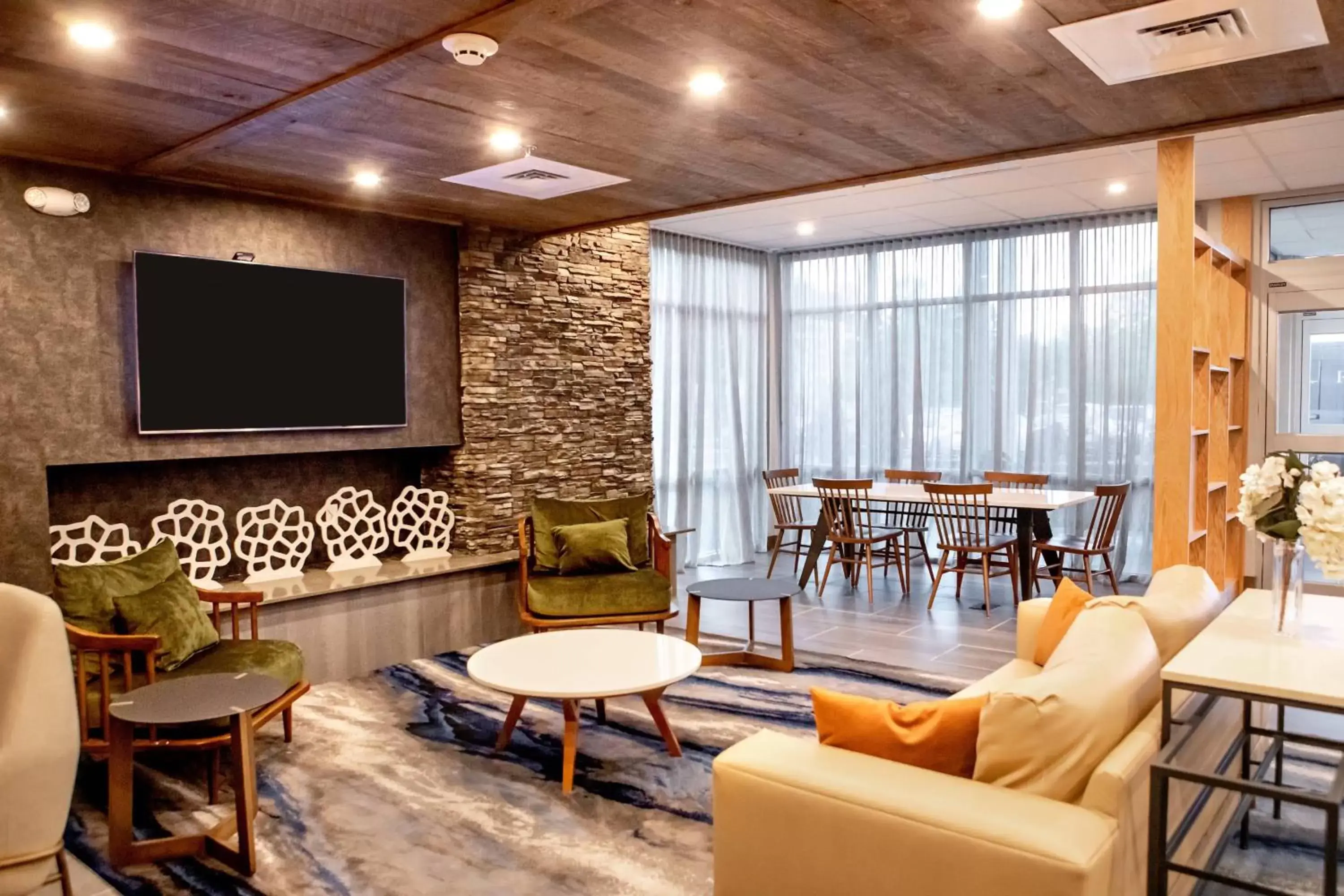 Lobby or reception, Lounge/Bar in Fairfield Inn & Suites by Marriott Richmond Airport