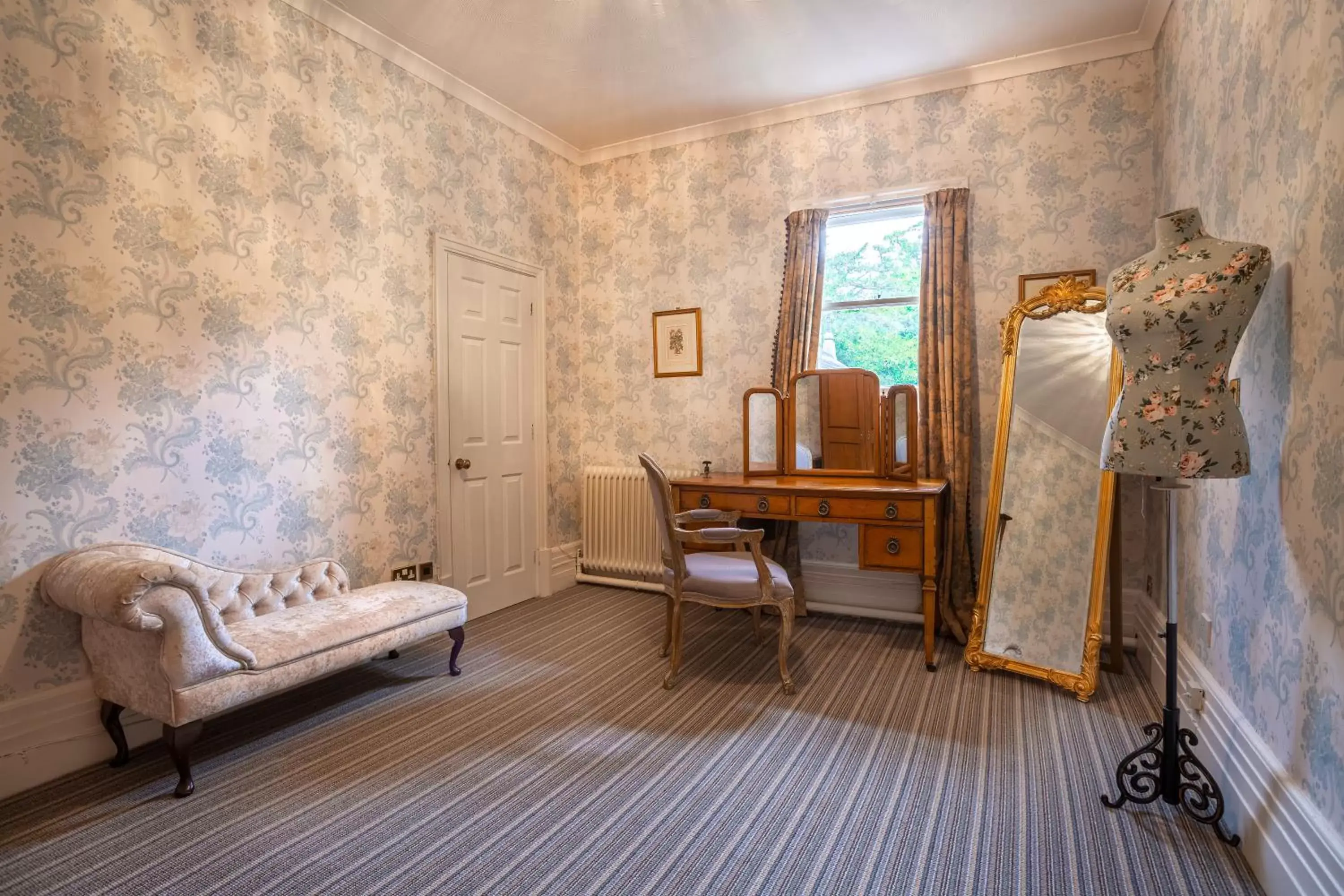 Bedroom, Seating Area in Woodland Manor Hotel