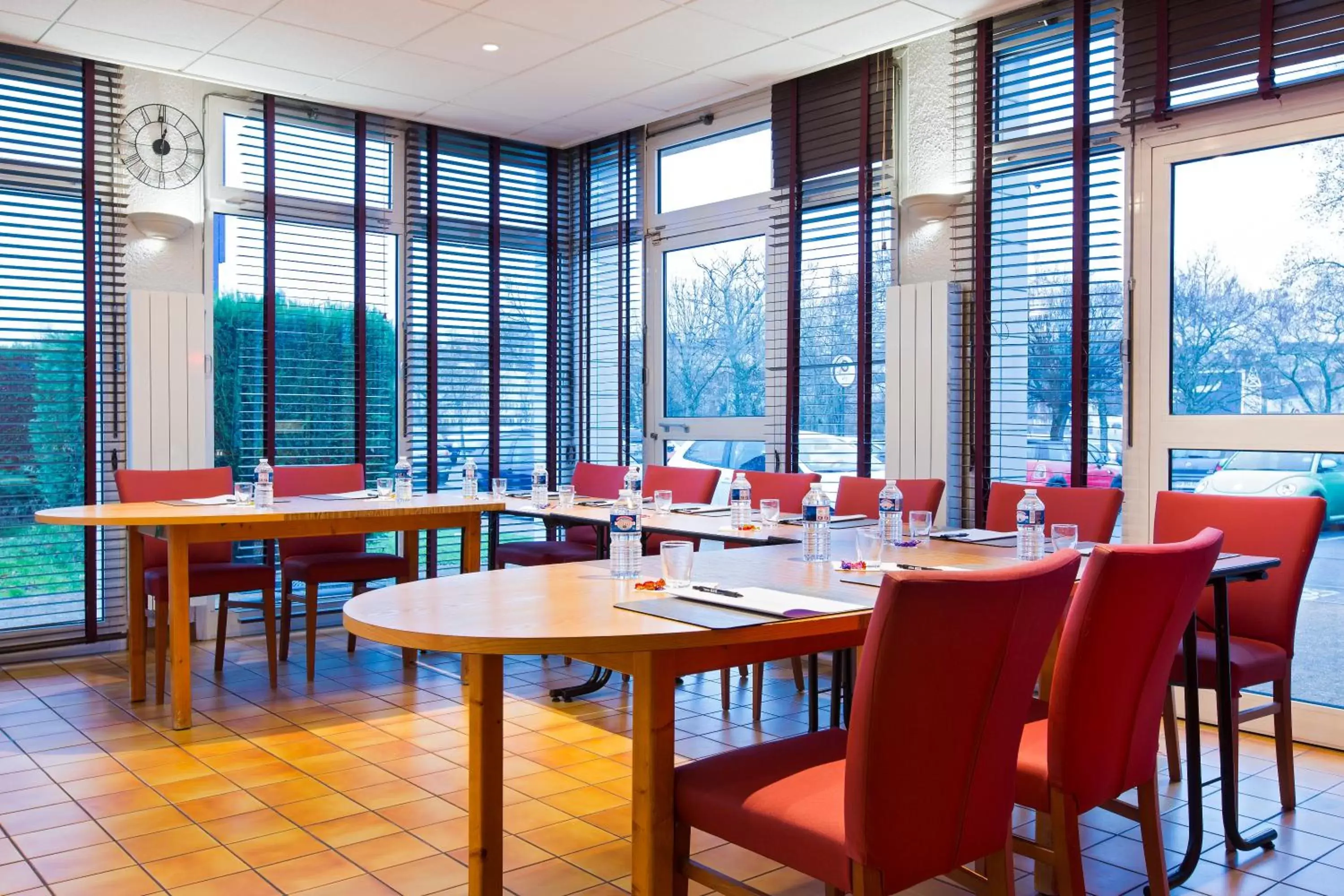 Meeting/conference room, Restaurant/Places to Eat in Comfort Hotel Montlucon