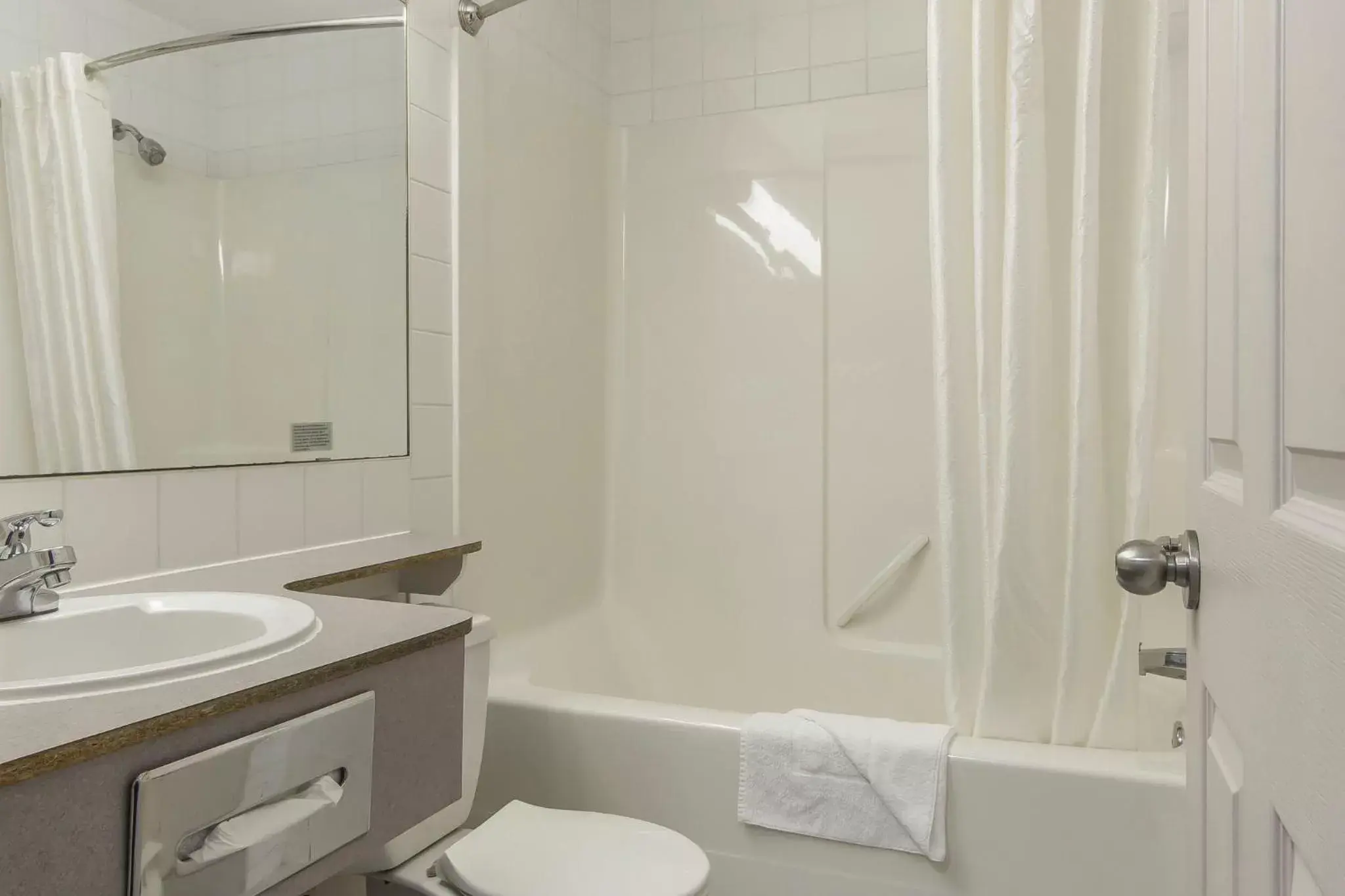 Bathroom in Econo Lodge Inn and Suites Lethbridge