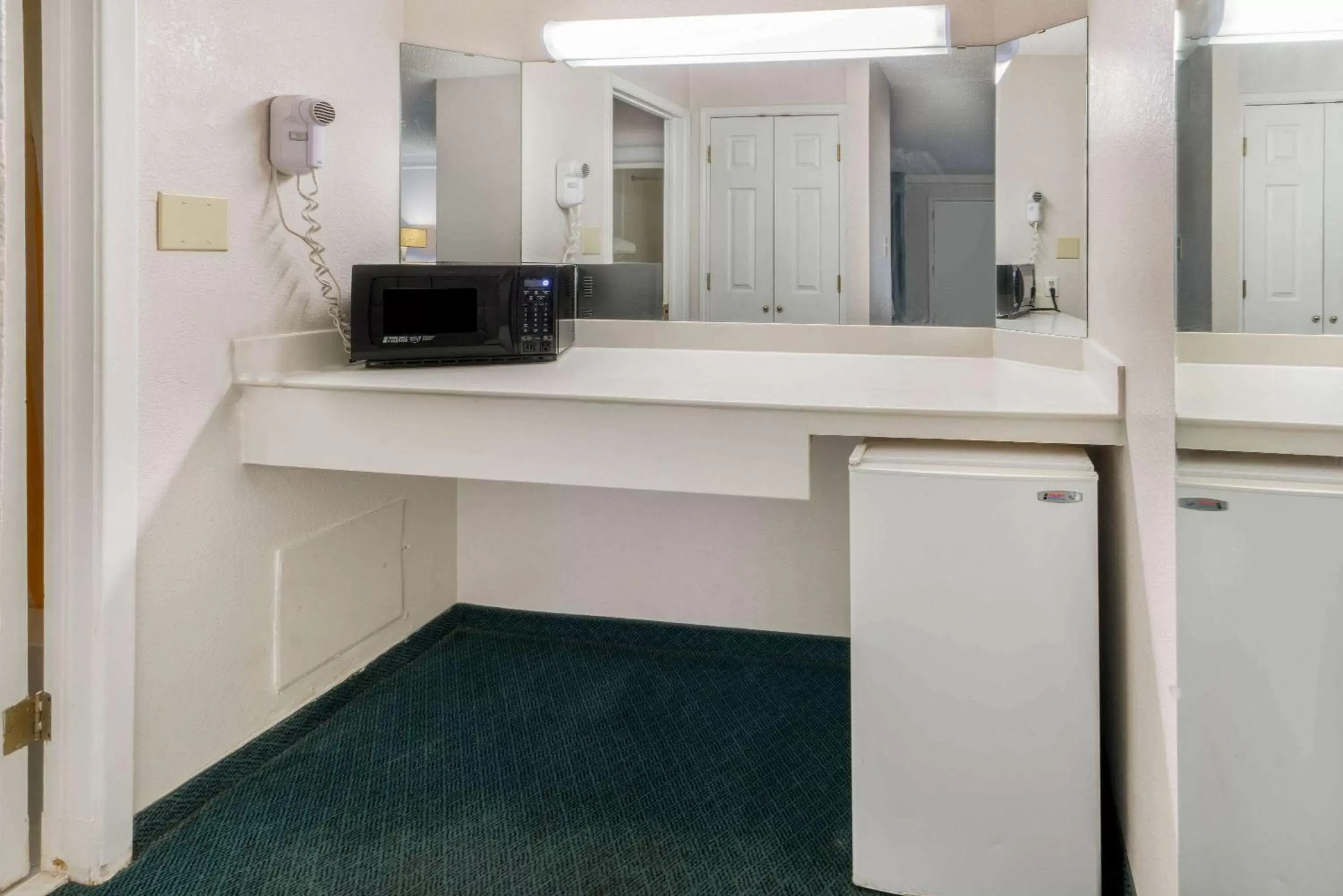 Photo of the whole room, Kitchen/Kitchenette in La Quinta Inn by Wyndham Phoenix Thomas Road