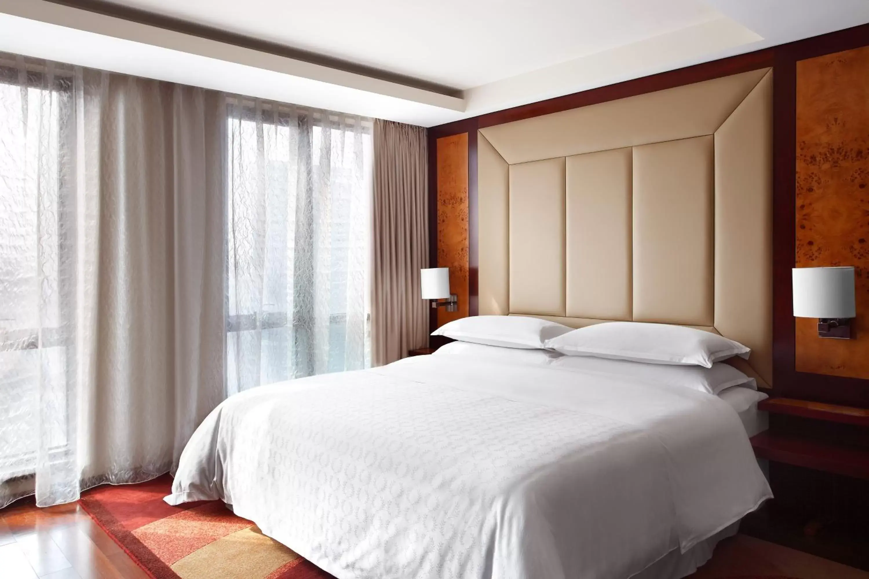 Photo of the whole room, Bed in Sheraton Wenzhou Hotel