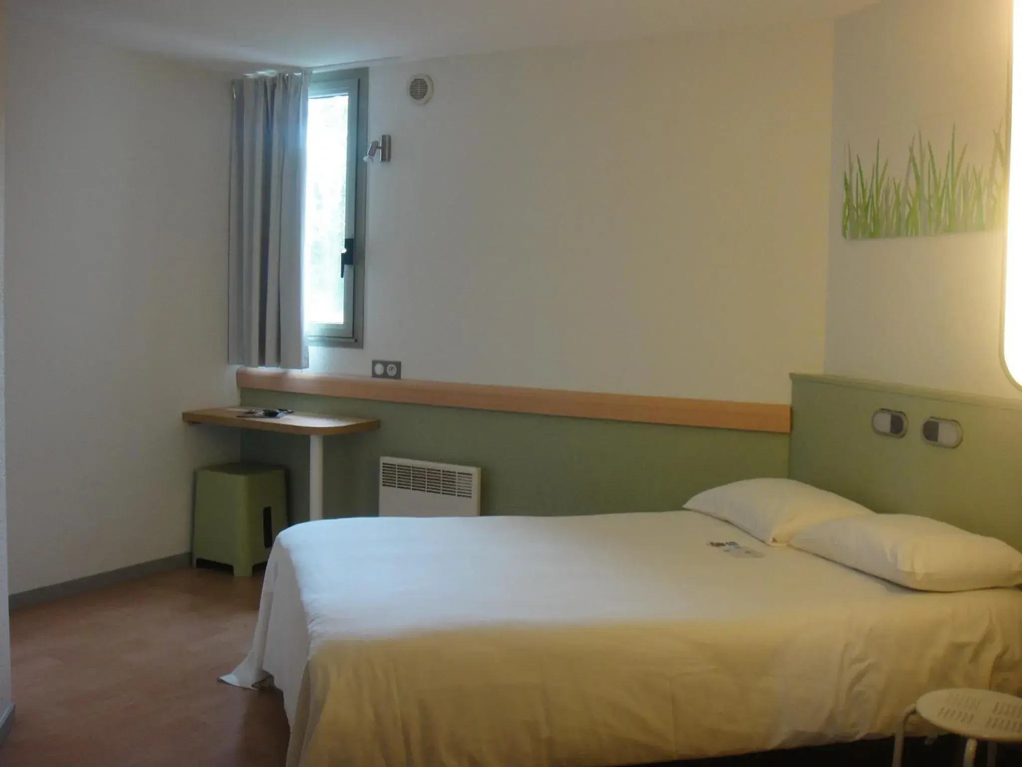 Photo of the whole room, Bed in ibis budget Châtellerault Nord