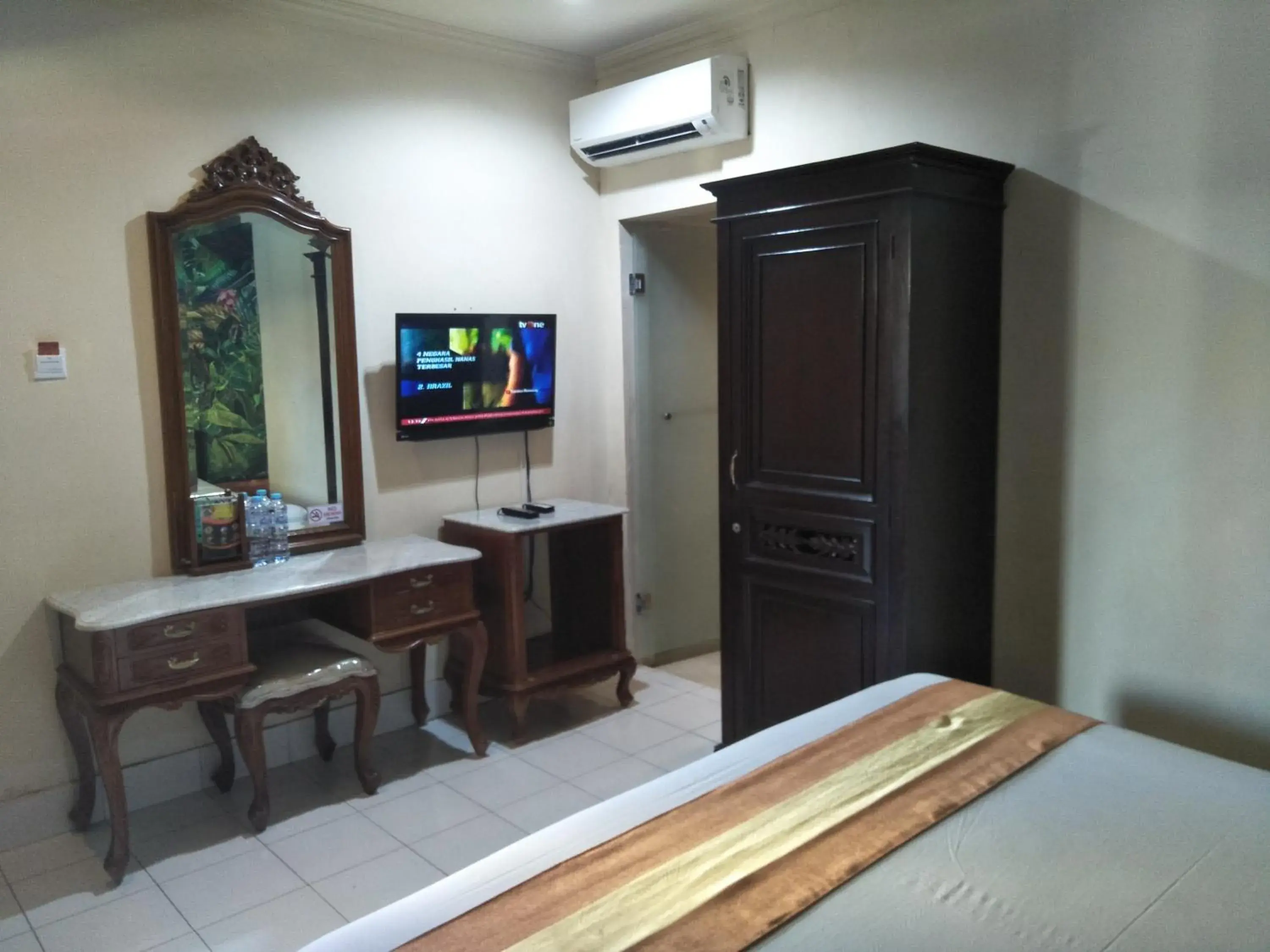 Bedroom, TV/Entertainment Center in Hotel Grand Rosela Yogyakarta