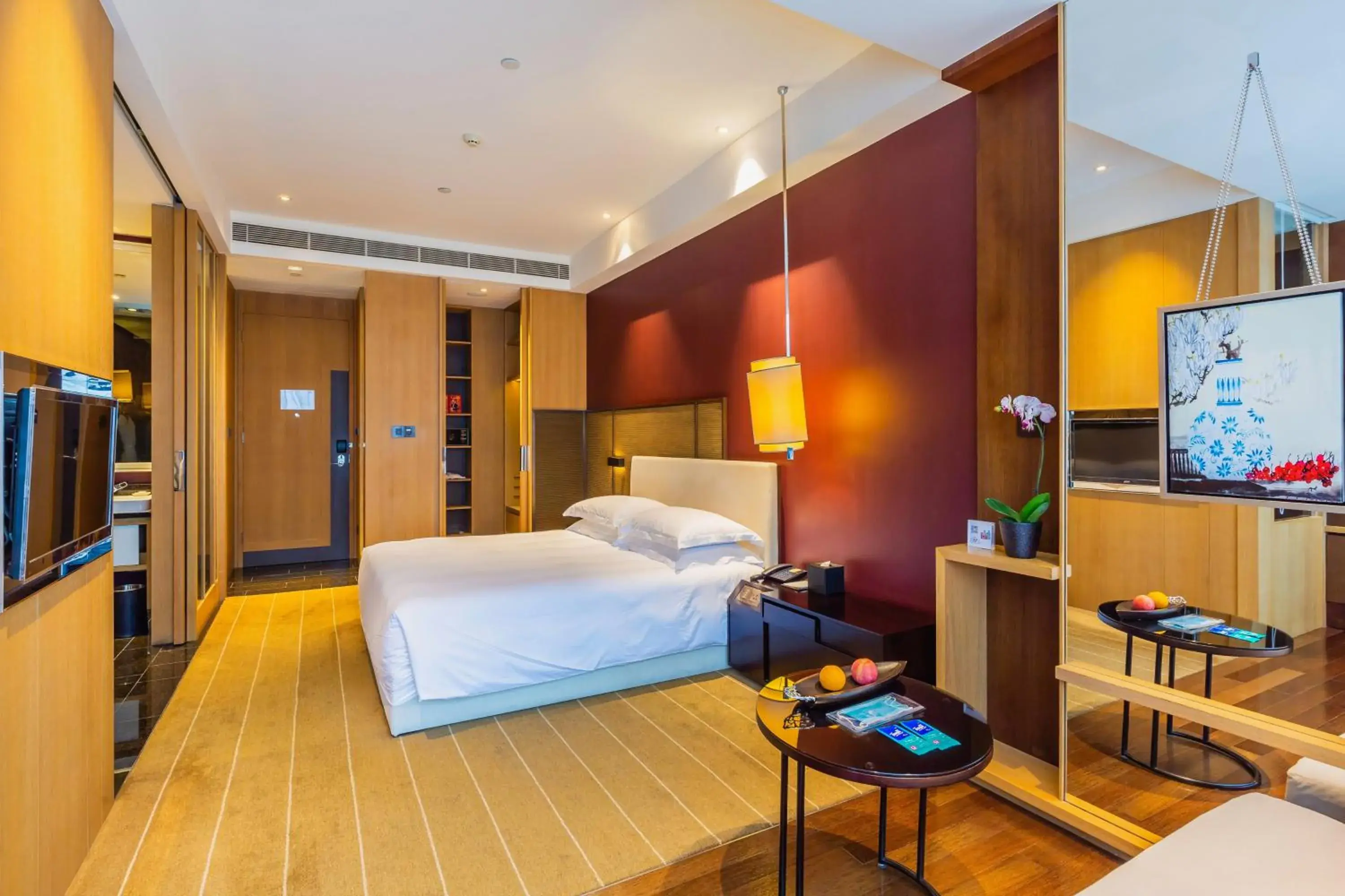 Photo of the whole room, Bed in Hotel Kapok Shenzhen Bay