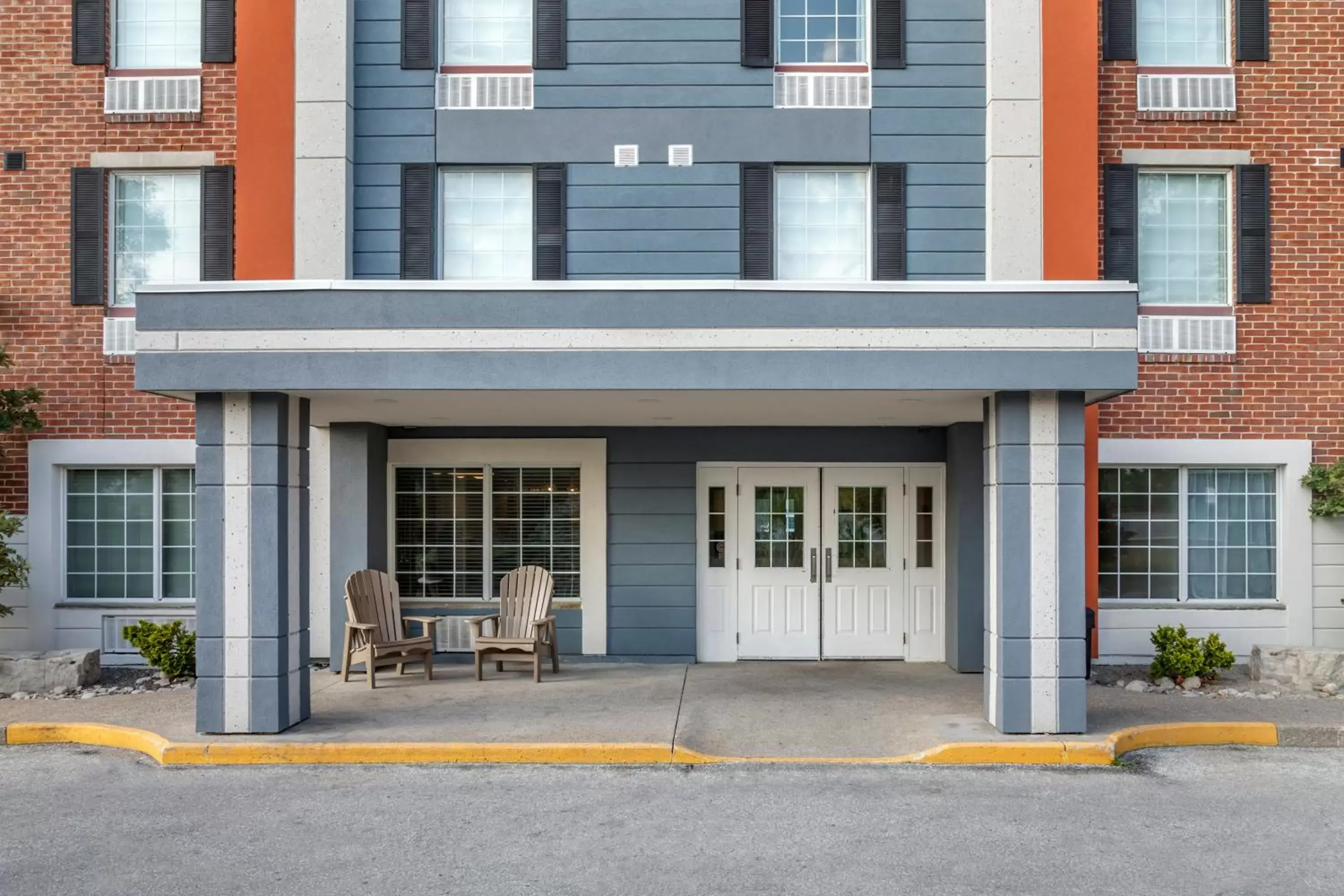 Facade/entrance, Property Building in Comfort Inn Sarnia