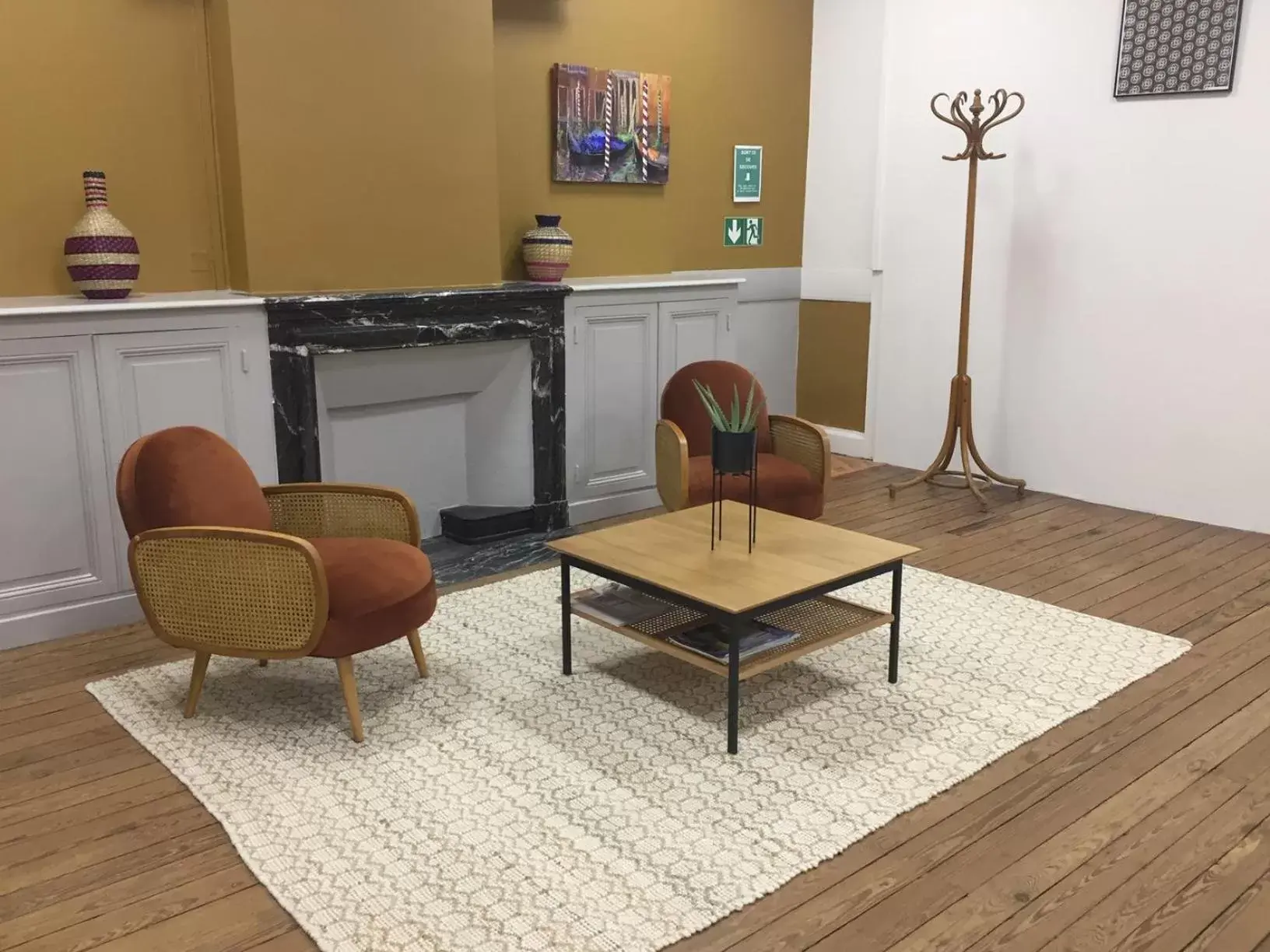 Living room in Grand Hotel De La Poste - Lyon Sud - Vienne Living room in Grand Hotel De La Poste - Lyon Sud - Vienne