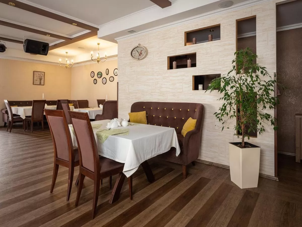 Restaurant/places to eat in Park Hotel