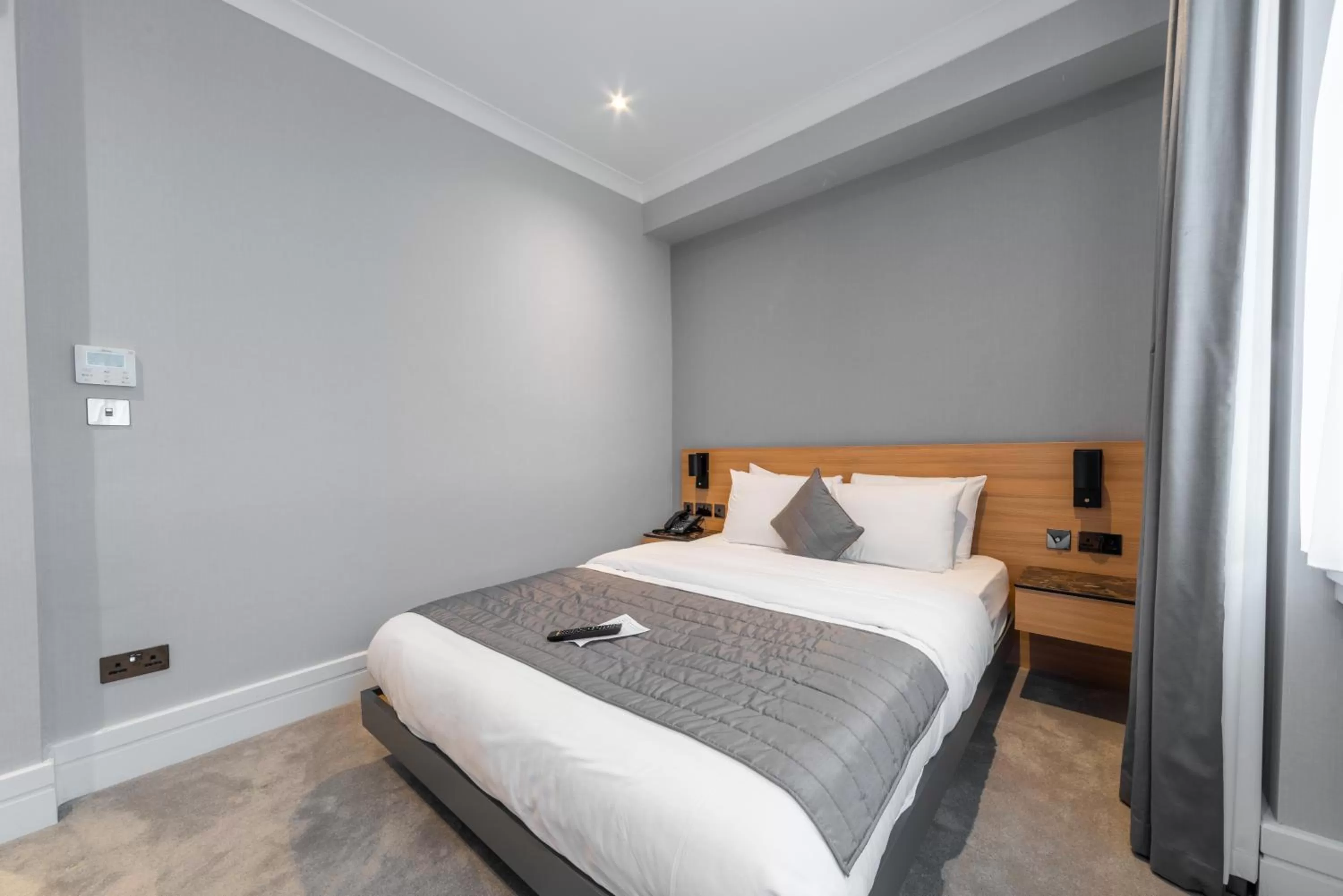 Bedroom, Bed in Gainsborough Hotel