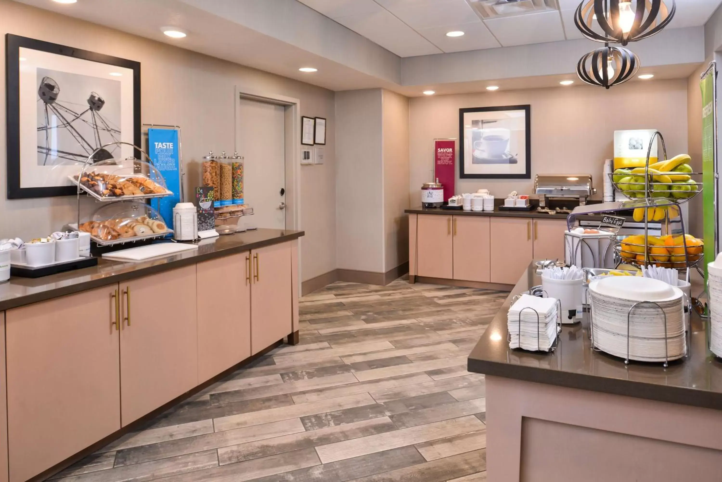 Breakfast, Kitchen/Kitchenette in Hampton Inn and Suites Altoona-Des Moines by Hilton