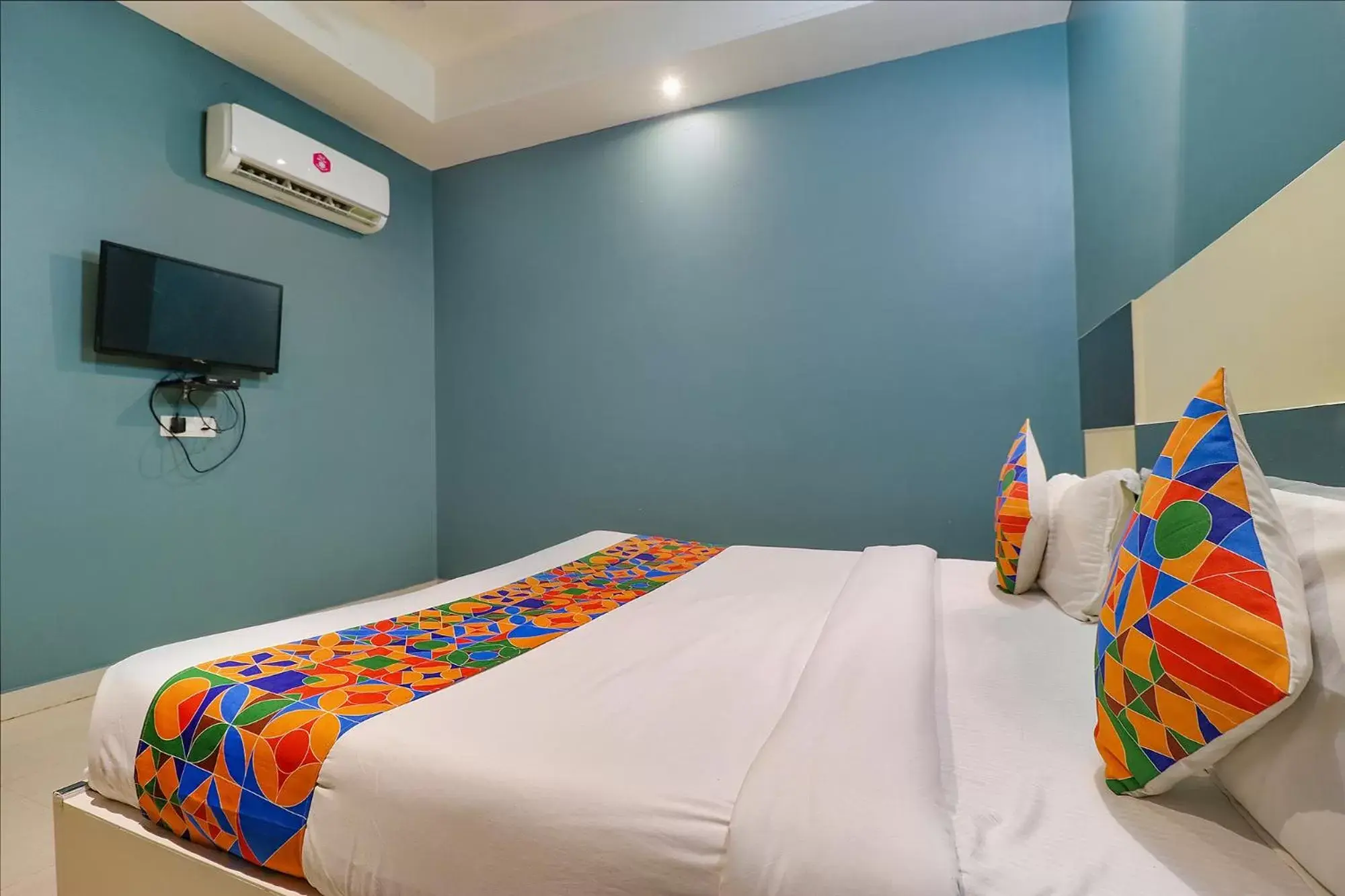 TV and multimedia, Bed in FabHotel Maxx Inn TV and multimedia, Bed in FabHotel Maxx Inn