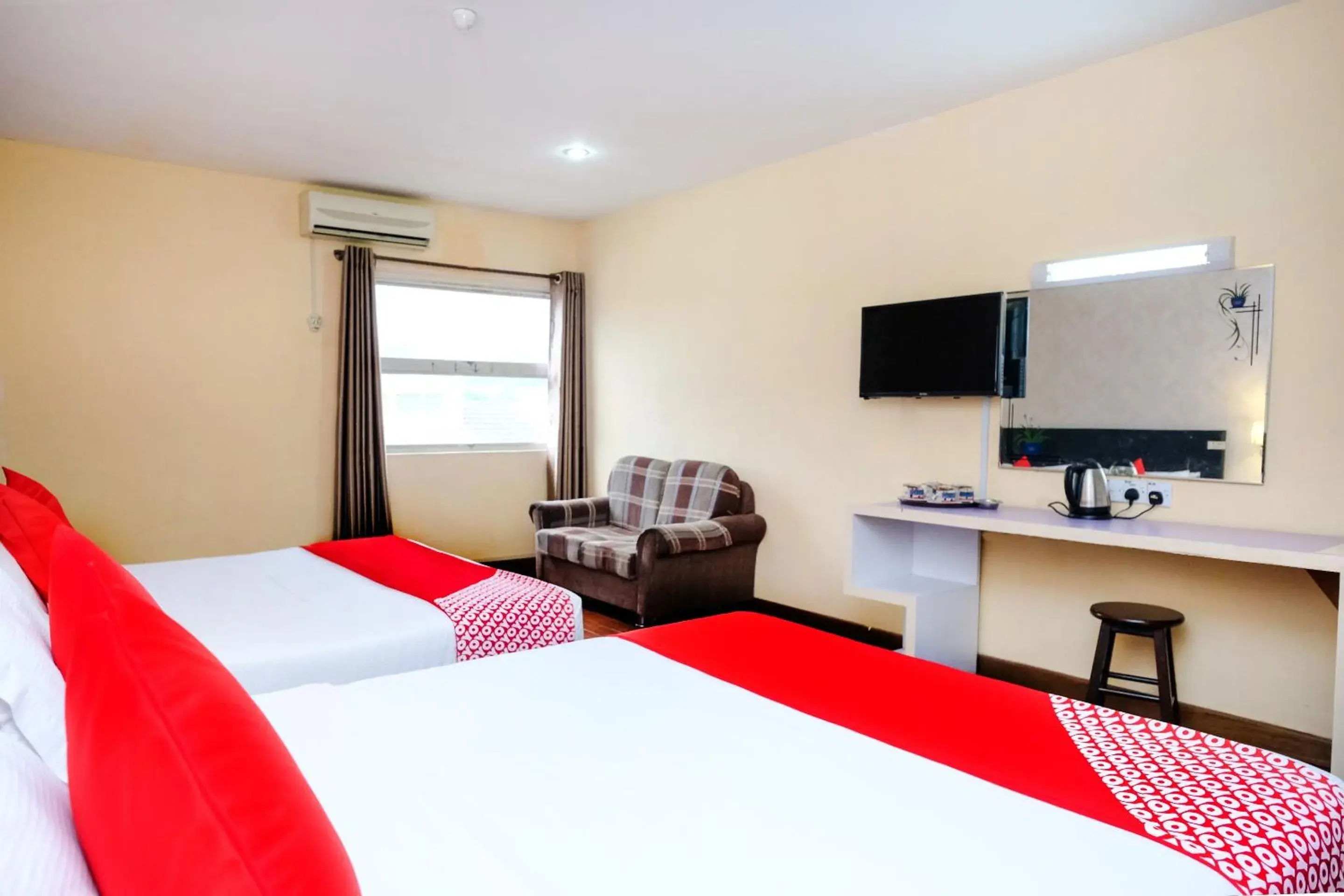 Bedroom, TV/Entertainment Center in Super OYO 546 Grand City Hotel