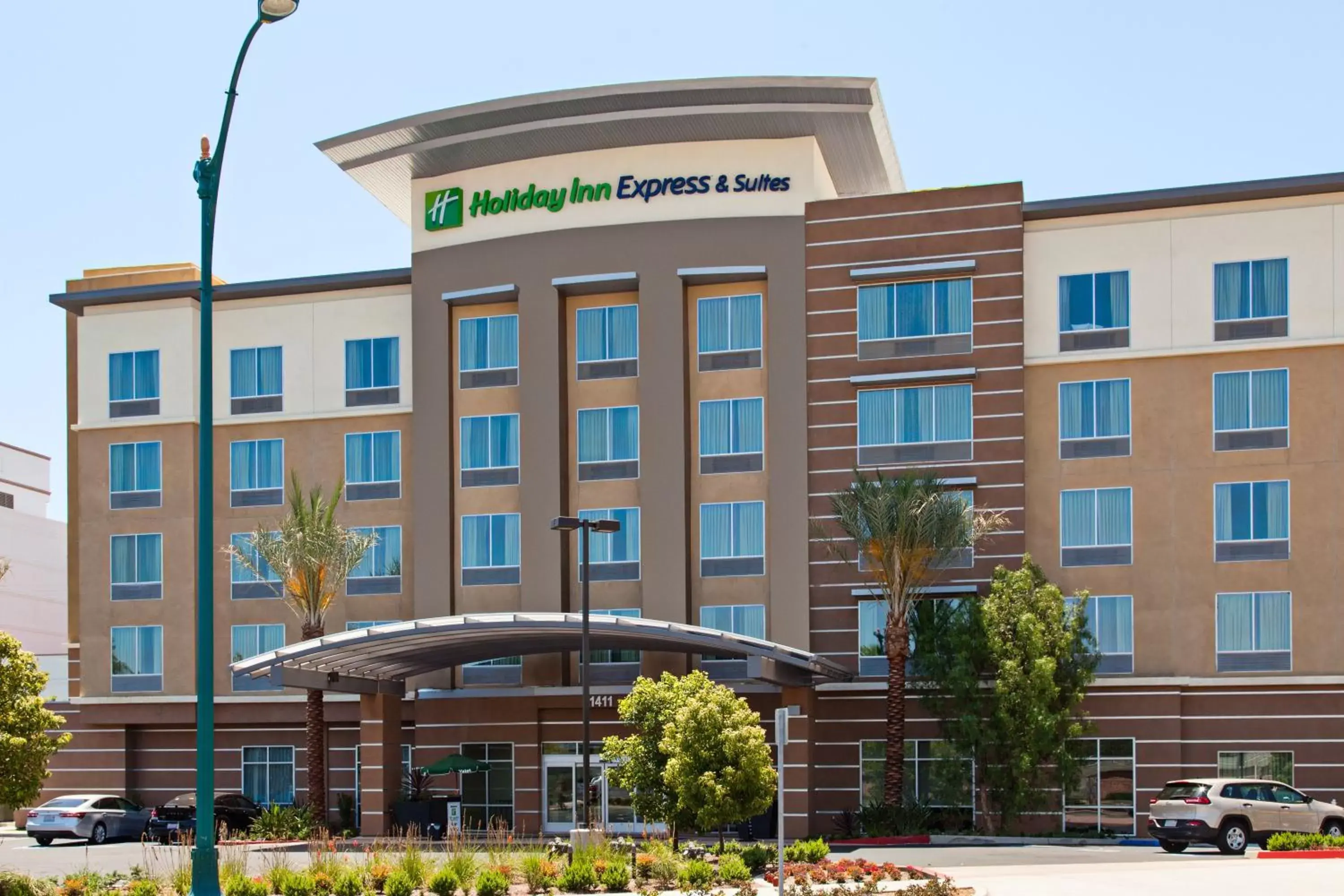 Property building in Holiday Inn Express & Suites Anaheim Resort Area by IHG Property building in Holiday Inn Express & Suites Anaheim Resort Area by IHG