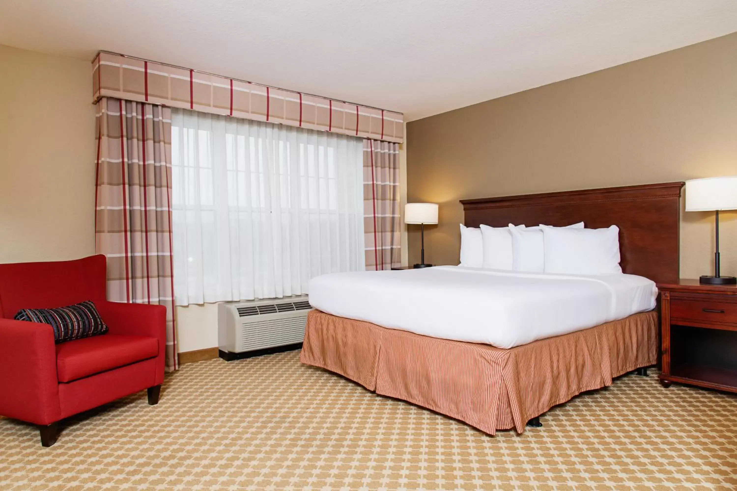 Bed in Country Inn & Suites by Radisson, Milwaukee West (Brookfield), WI