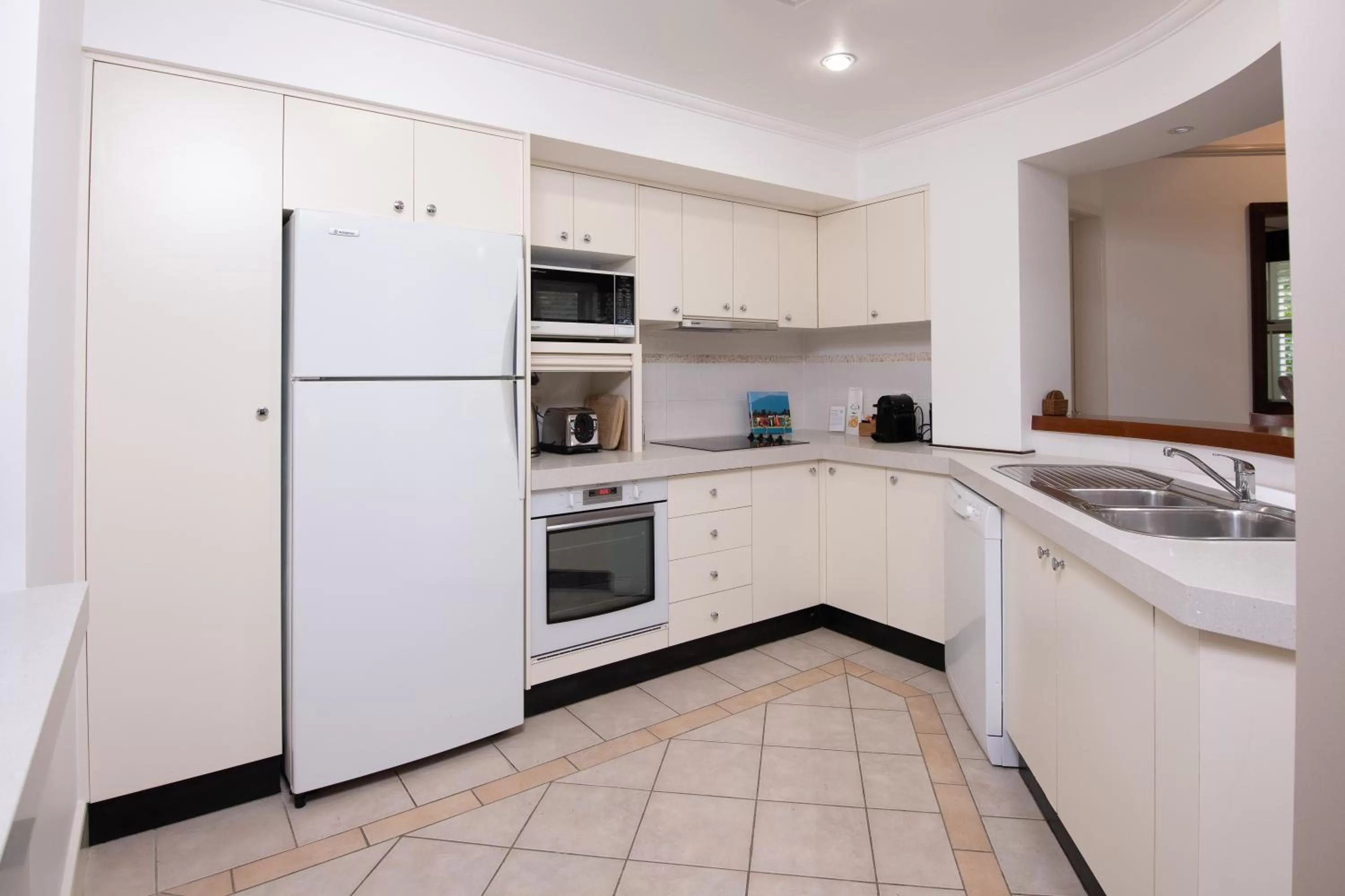 Kitchen or kitchenette in Villa Beach Palm Cove