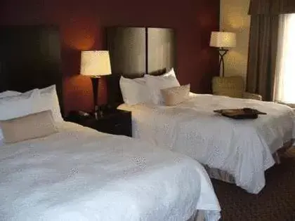 Bed in Hampton Inn & Suites Enid