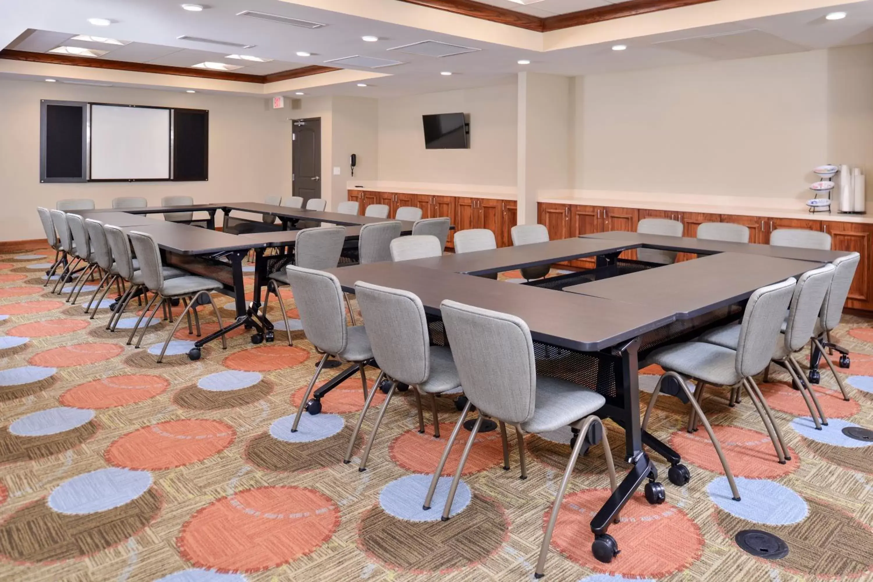 Meeting/conference room in Staybridge Suites Rochester, an IHG Hotel
