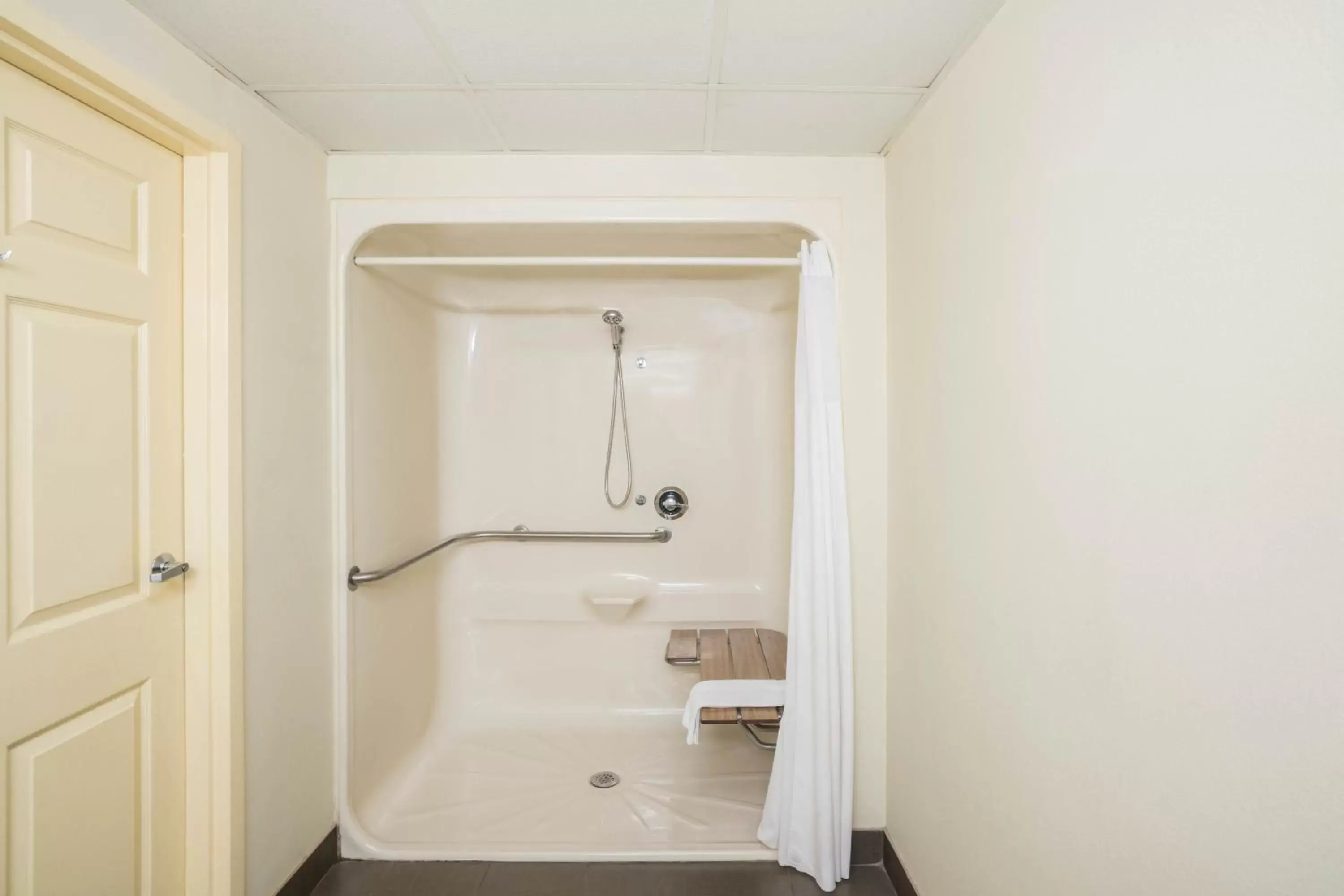 Bathroom in Days Inn by Wyndham Clarksville North EXIT 4