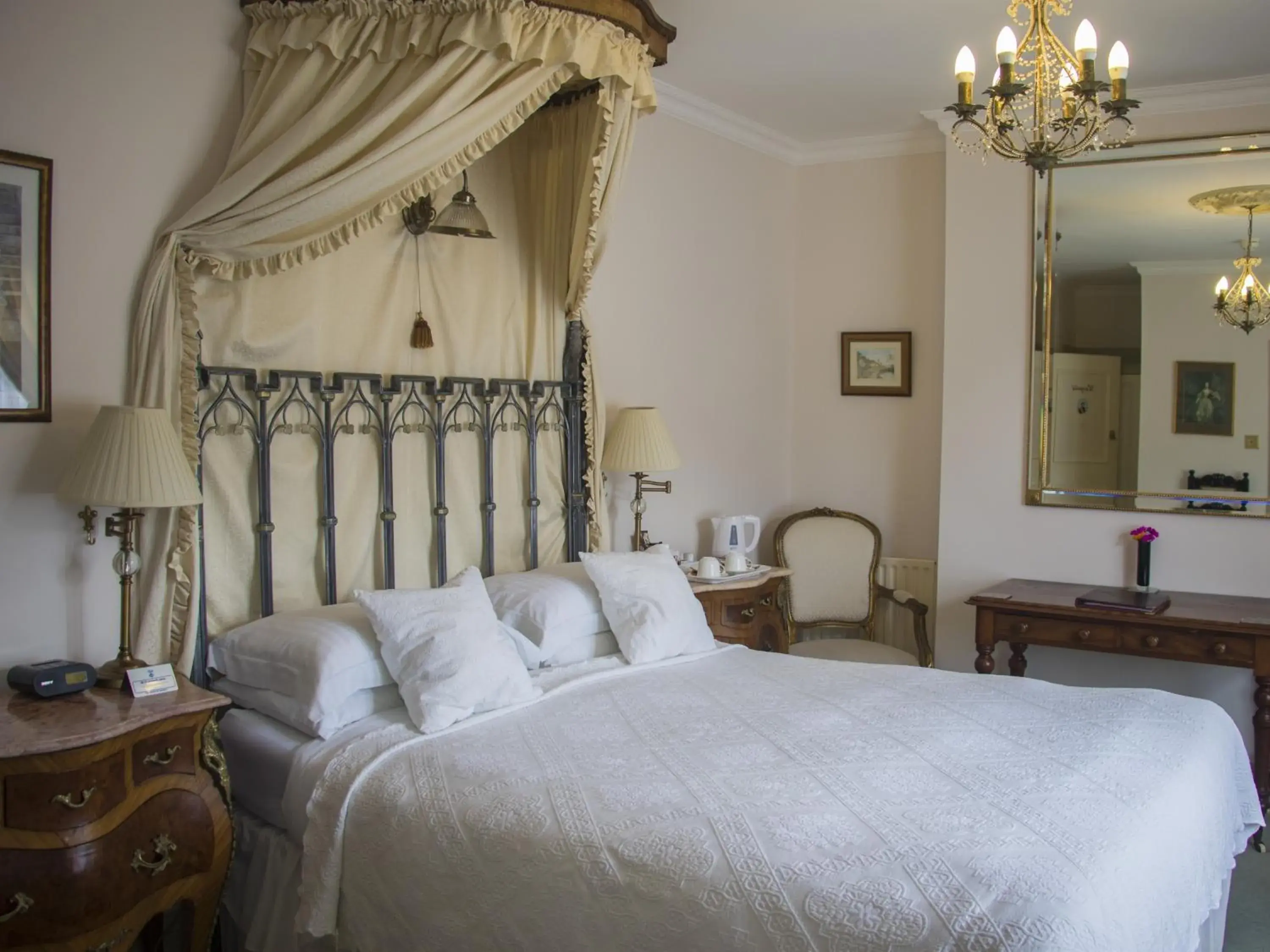 Superior King Room - single occupancy in Albert & Victoria Guest House