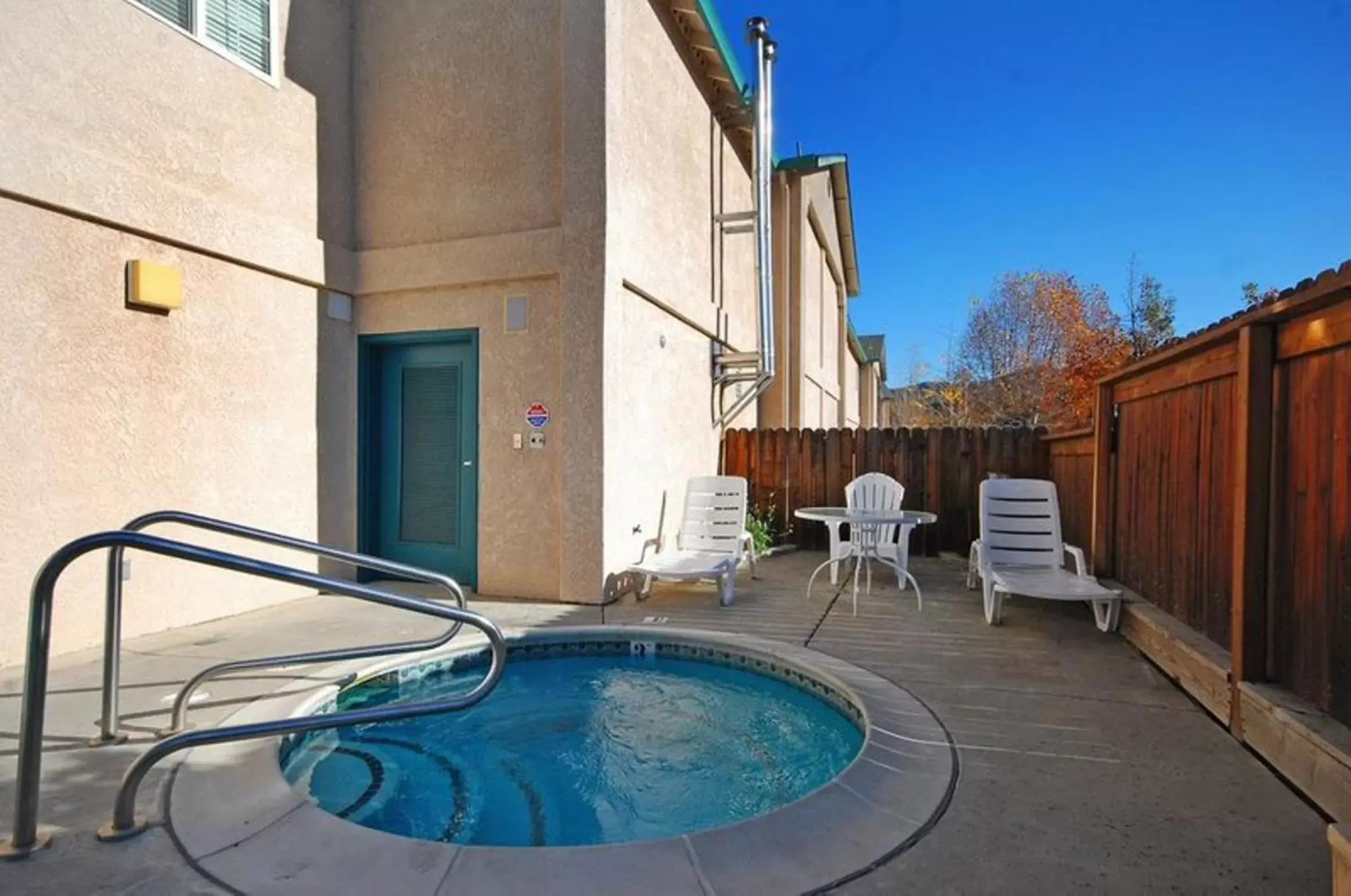 Hot Tub, Swimming Pool in Cloverdale Wine Country Inn & Suites