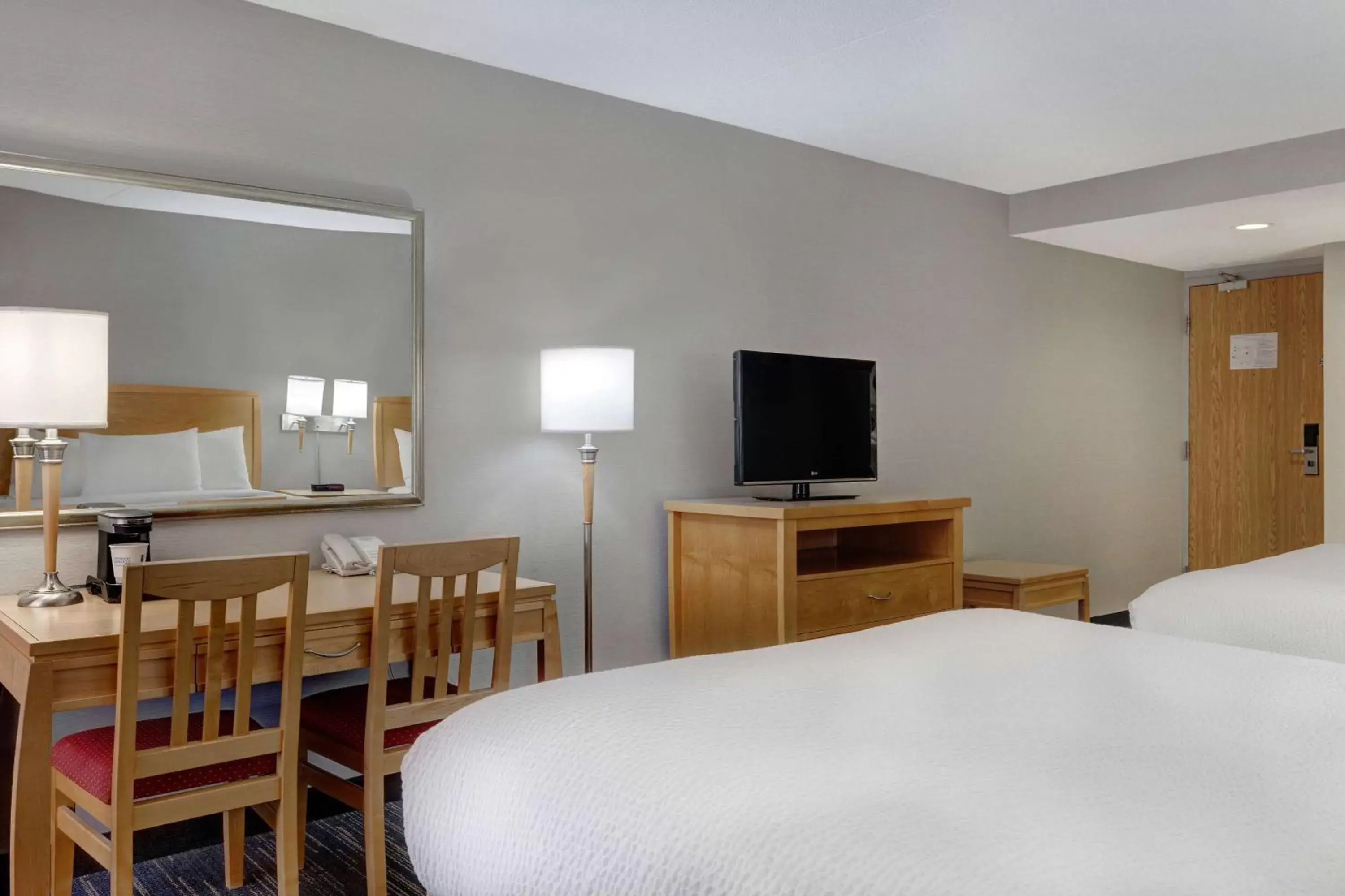 Photo of the whole room, TV/Entertainment Center in Days Inn by Wyndham Niagara Falls Near The Falls