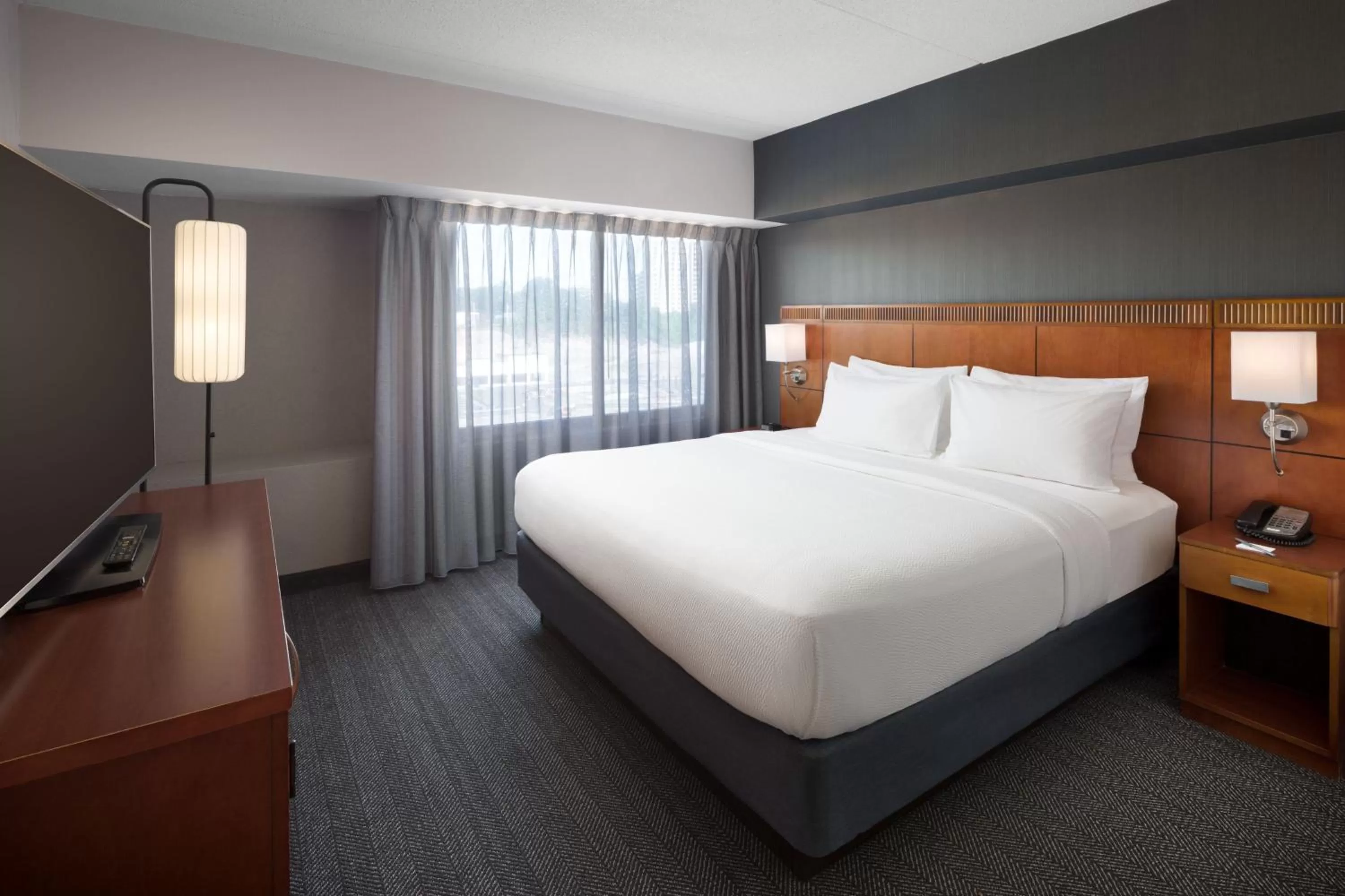 Bedroom, Bed in Courtyard Shelton