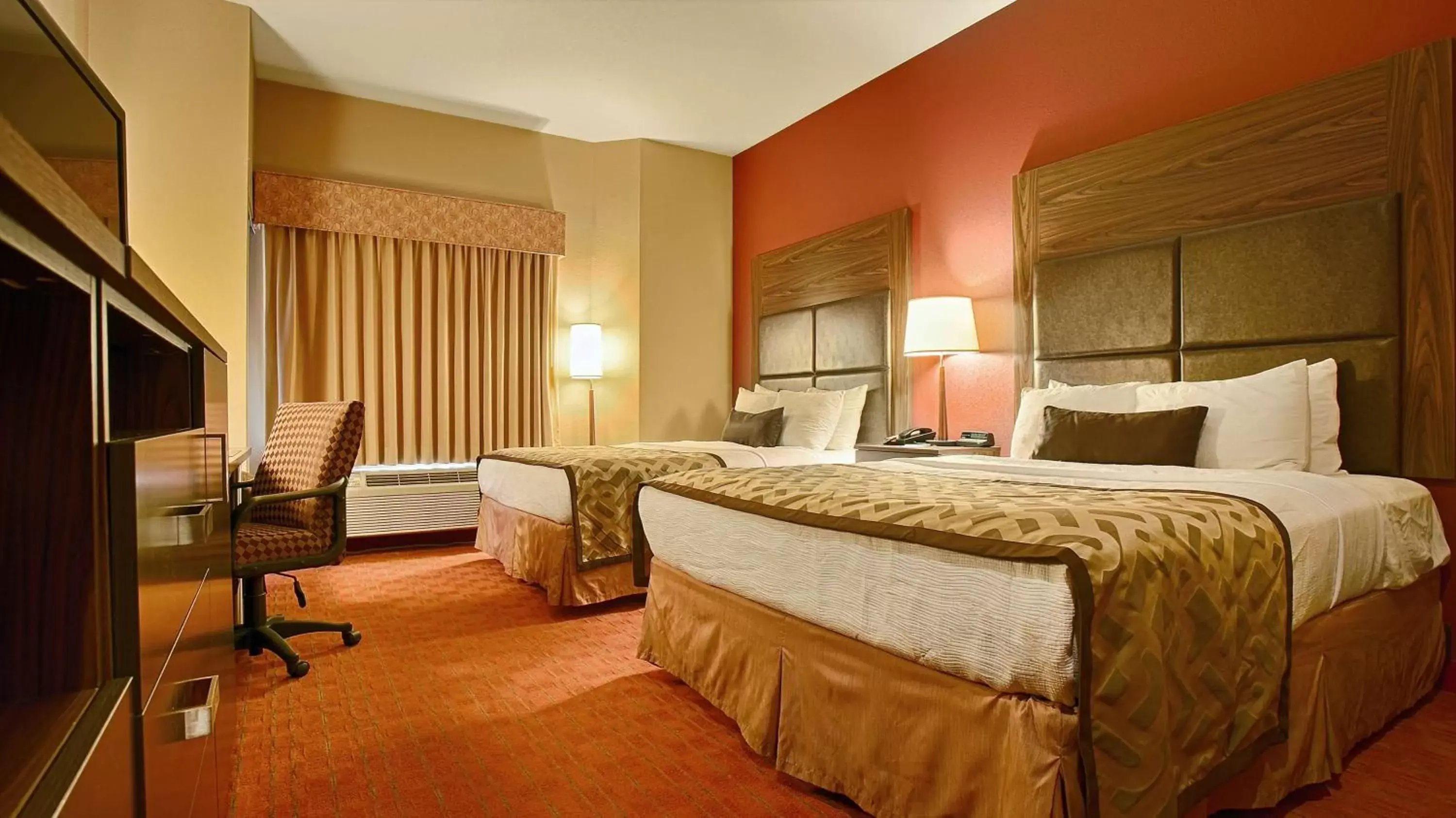 Photo of the whole room, Bed in Best Western Plus Tulsa Woodland Hills Hotel and Suites