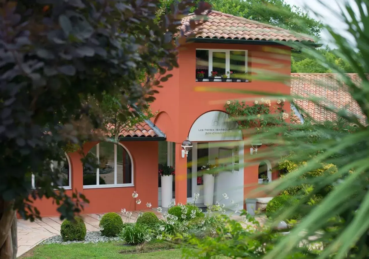 Restaurant/places to eat, Property Building in Hôtel Les Frères Ibarboure