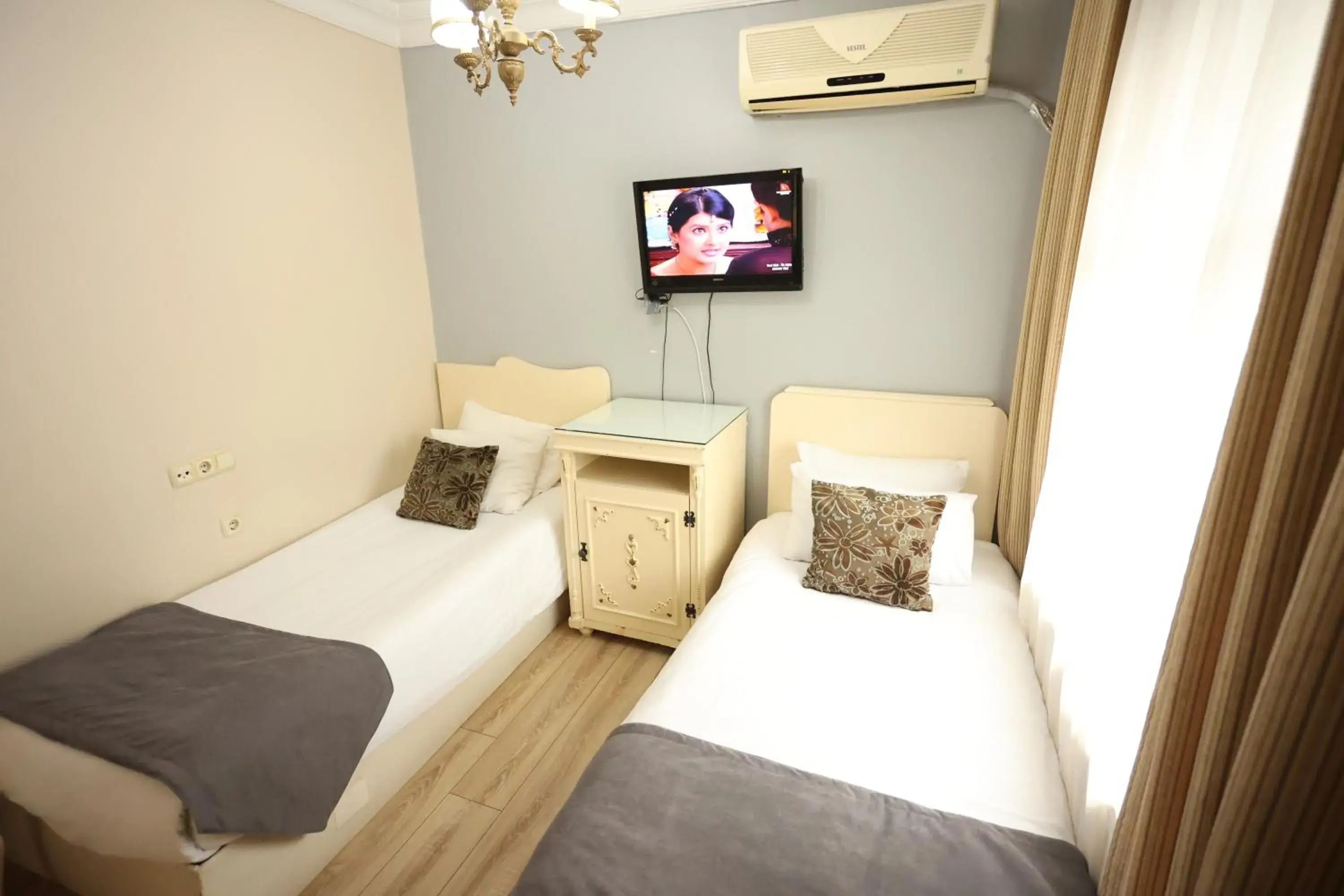 TV and multimedia, Bed in Asmali Hotel