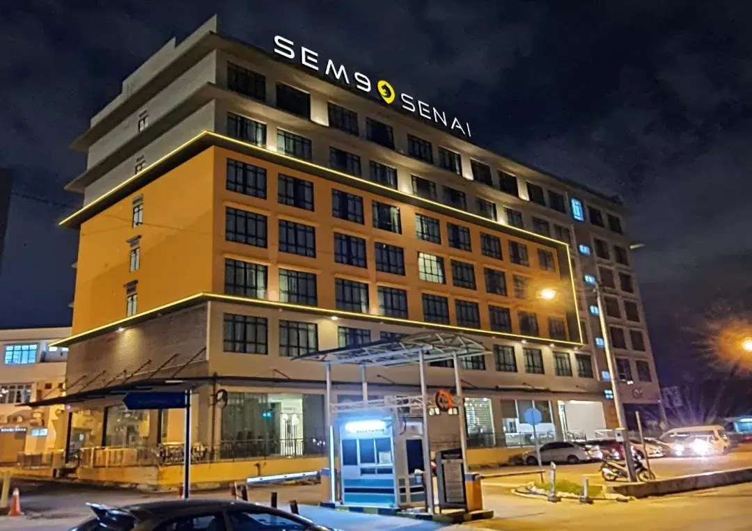 Property Building in SEM9 Senai "Formerly Known As Perth Hotel"