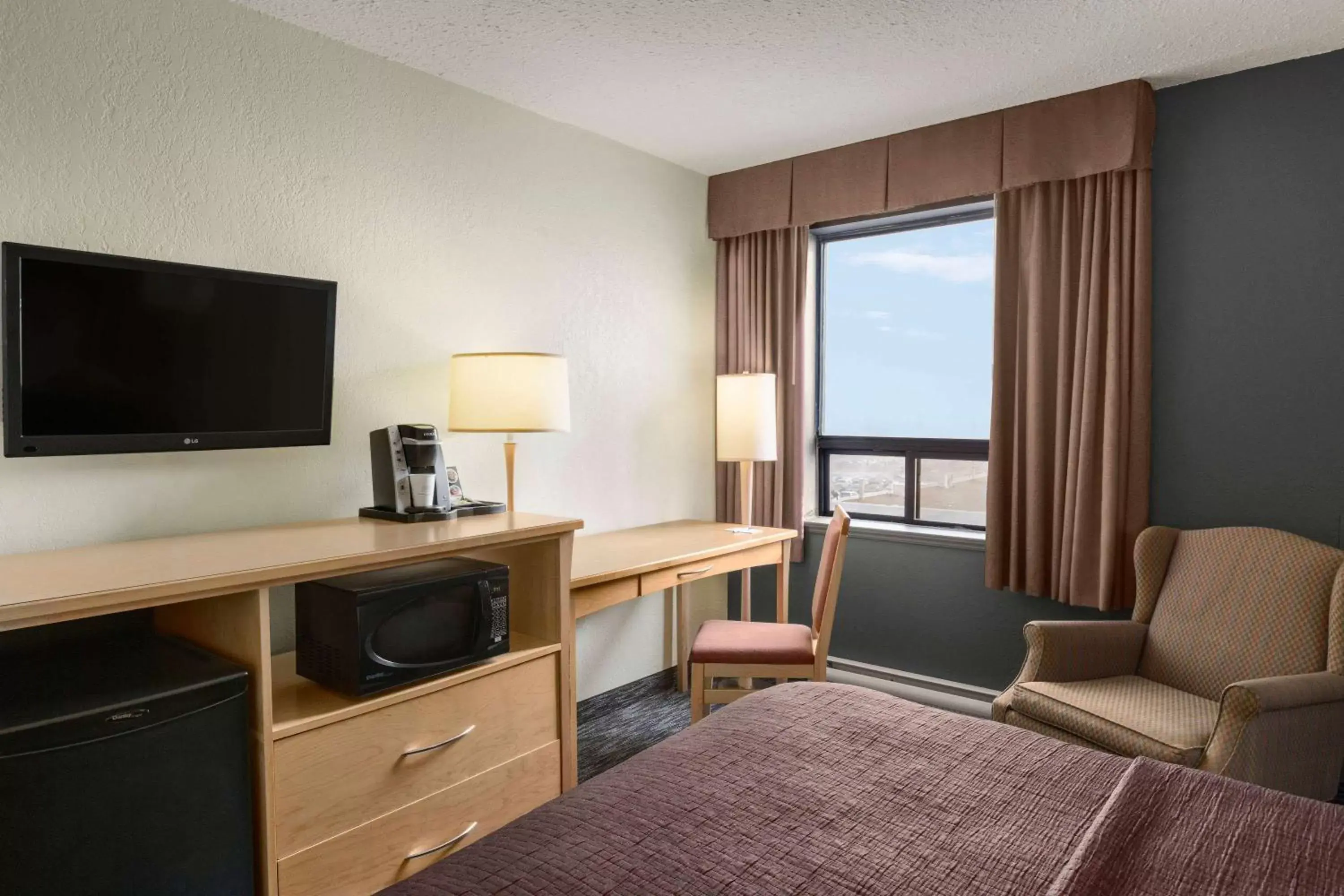 Photo of the whole room, TV/Entertainment Center in Travelodge by Wyndham Edmonton West