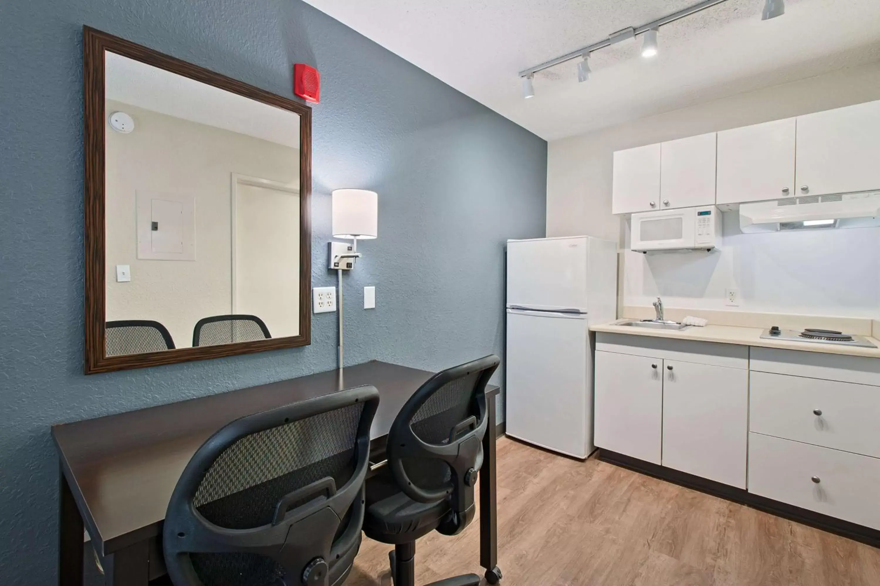 Bedroom, Kitchen/Kitchenette in Extended Stay America Suites - Miami - Airport - Blue Lagoon