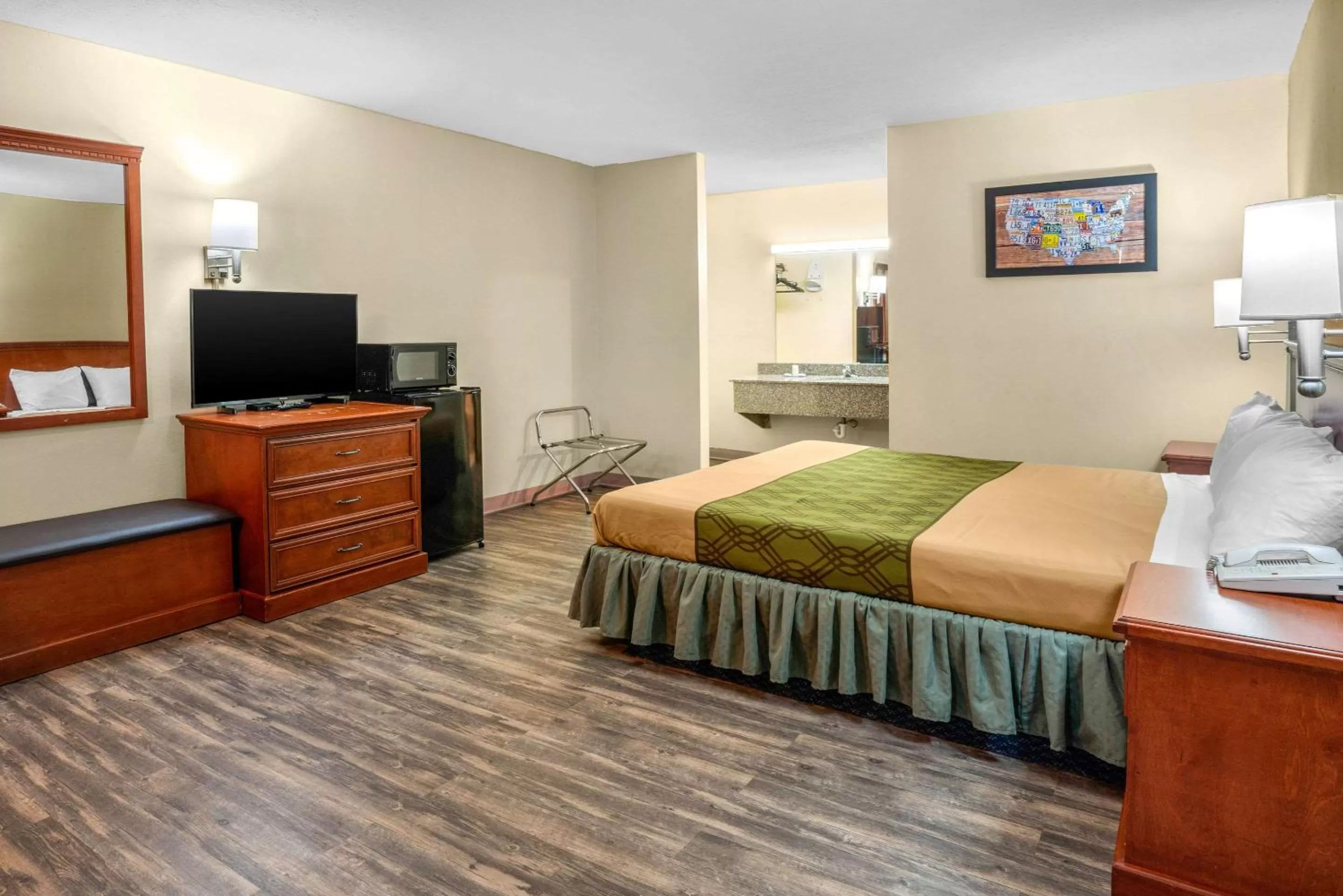 Photo of the whole room, Bed in Econo Lodge near Missouri University of Science and Technology